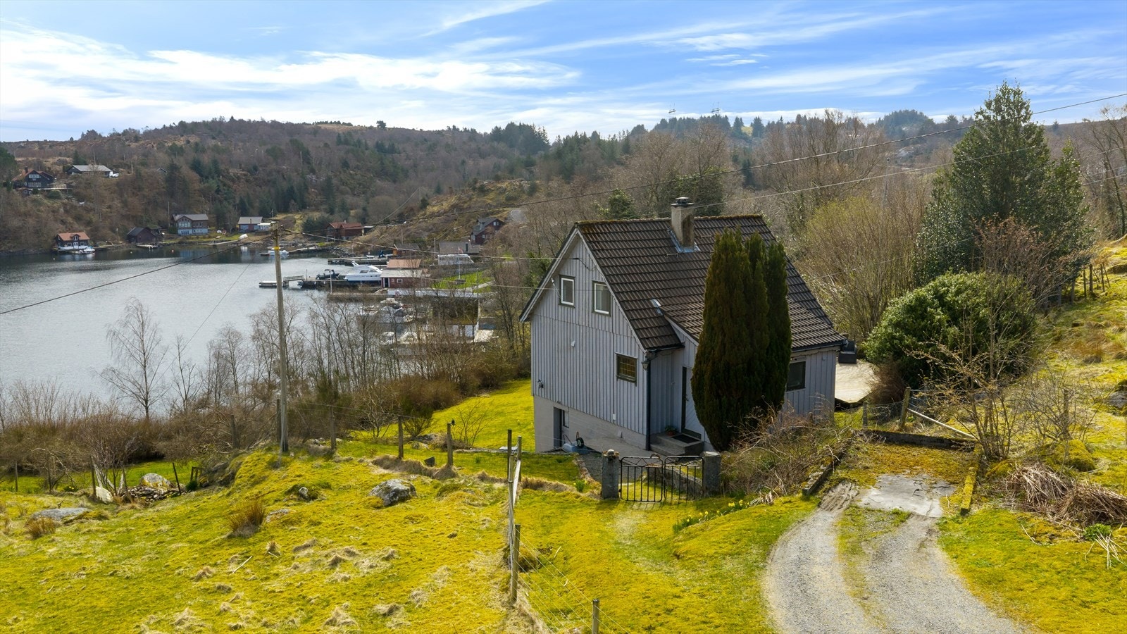 I enden av veien ligger Fosnanesvegen 25 og denne eneboligen usjenert og privat til i naturskjønne omgivelser. Galleribilde
