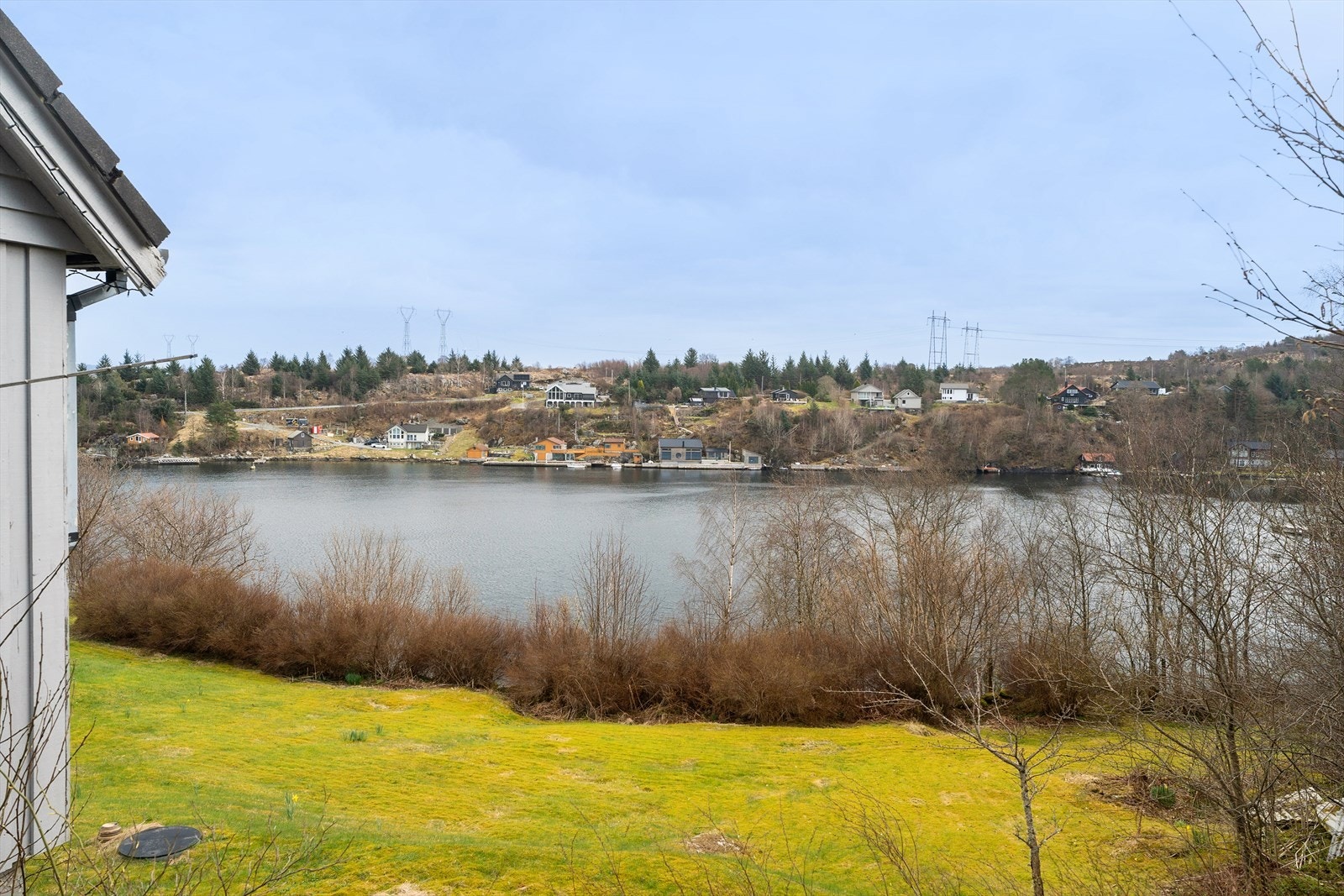 Boligen ligger høyt i terrenget med nydelig utsikt utover naturen, sjøen og Vollsvika. Galleribilde