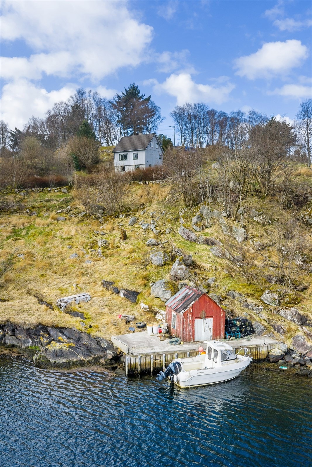 Med brygge og naust til sjøen ligger alt til rette for flotte opplevelser. Galleribilde