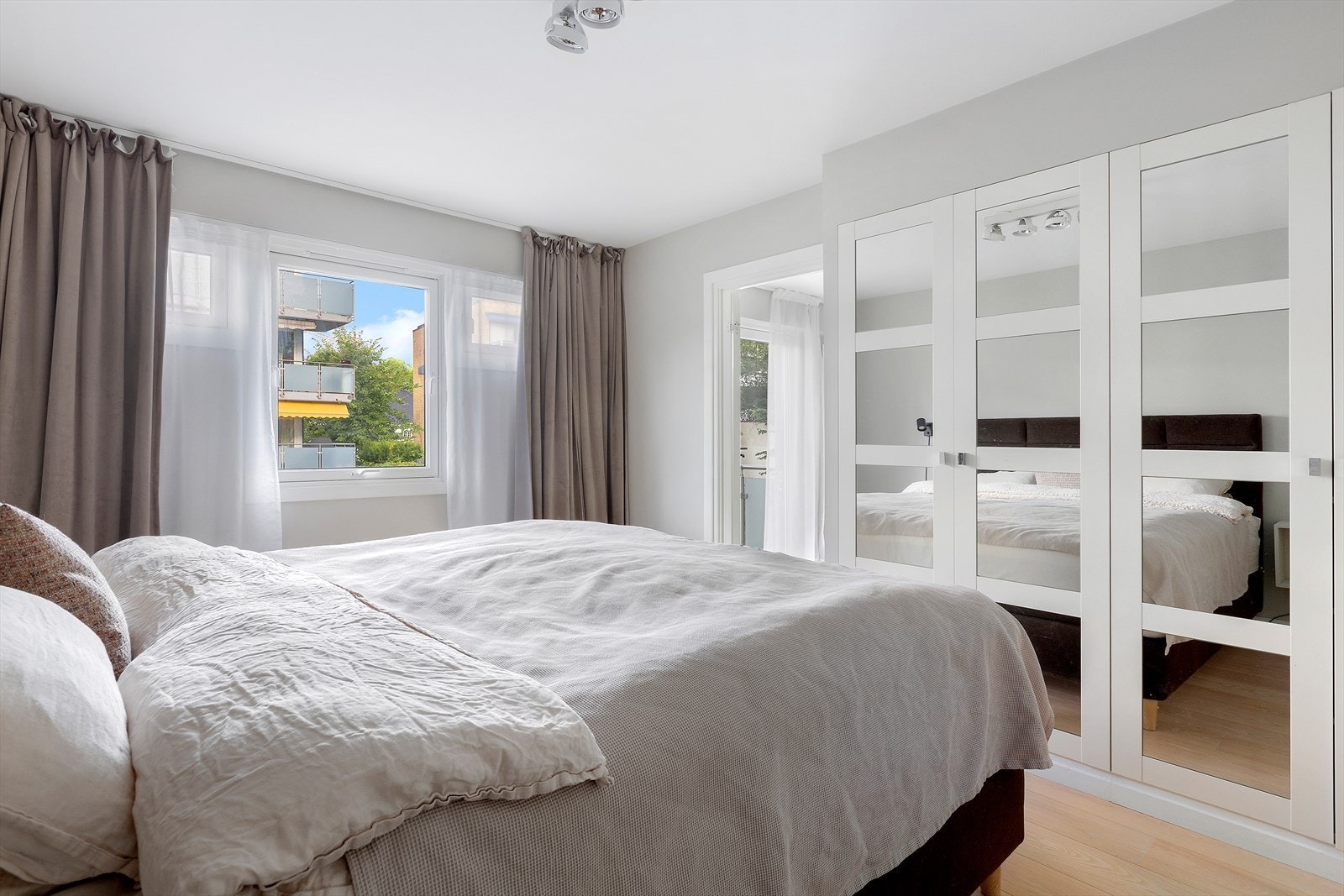 Stor innebygget garderobe og walk-in closet, samt utgang til egen luftebalkong. Galleribilde
