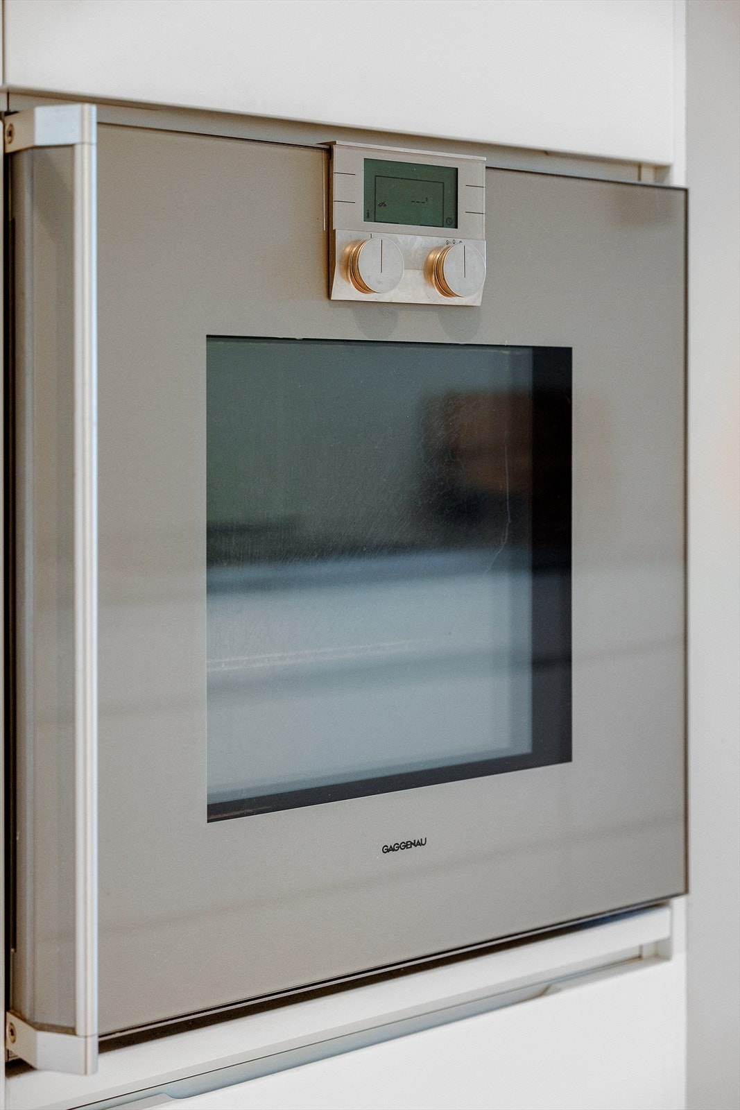 Gaggenau stekeovn, Siemens mikrobølgeovn og Asko oppvaskmaskin er integrert i innredningen. Galleribilde
