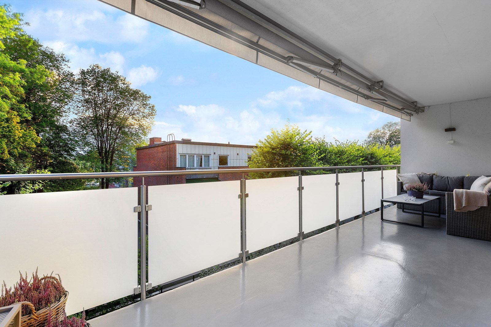 Terrassen er på hele 16 m² og har rikelig med plass til utemøblement som sofa, bord, lounge og grill - eller annet ønskelig møblement. Elektrisk markise. Galleribilde