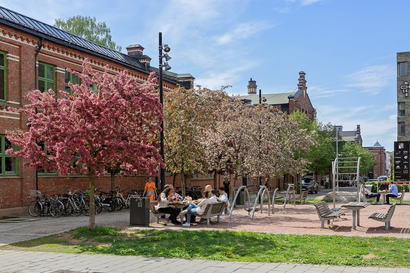 Det er i tillegg flotte områder i nærheten på Skøyen, med et bredt tilbud av butikker og restauranter. Galleribilde