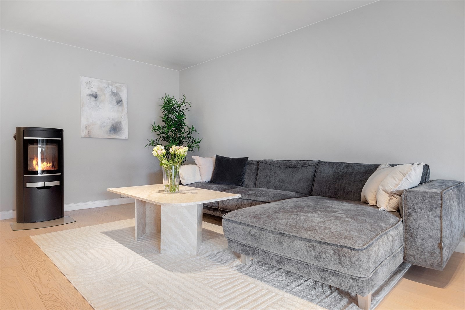 Peisovn med glassdør som varmer godt og setter stemningen på kalde kvelder. Galleribilde