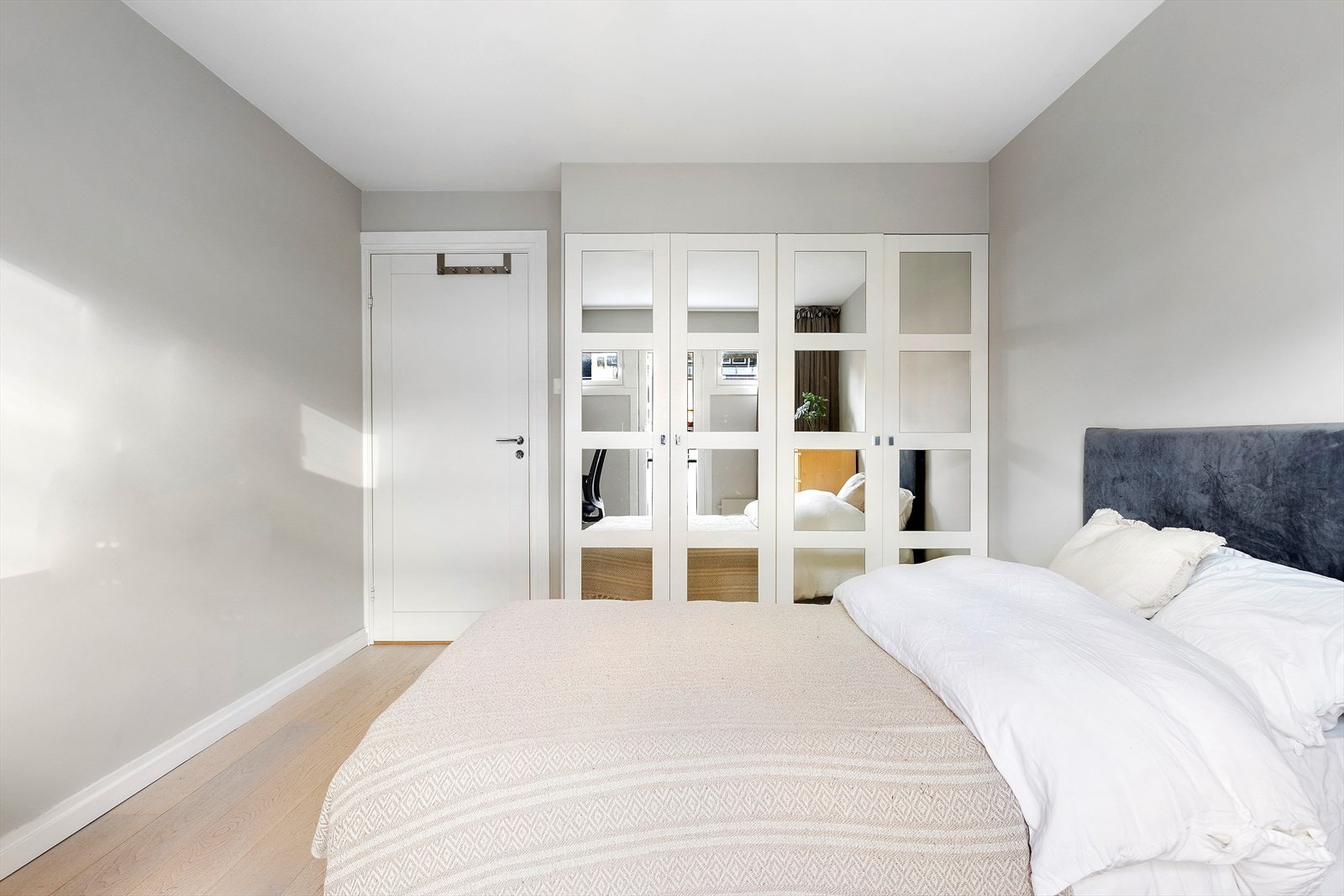 Stor innebygget garderobe. Galleribilde