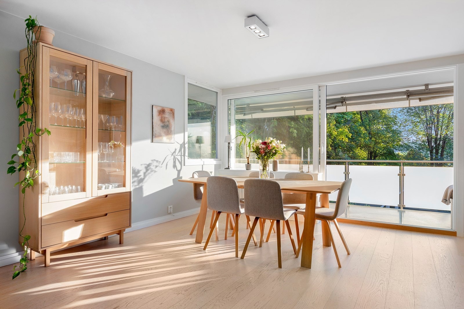 Spisestuen fører videre til boligens fantastiske terrasse. Galleribilde
