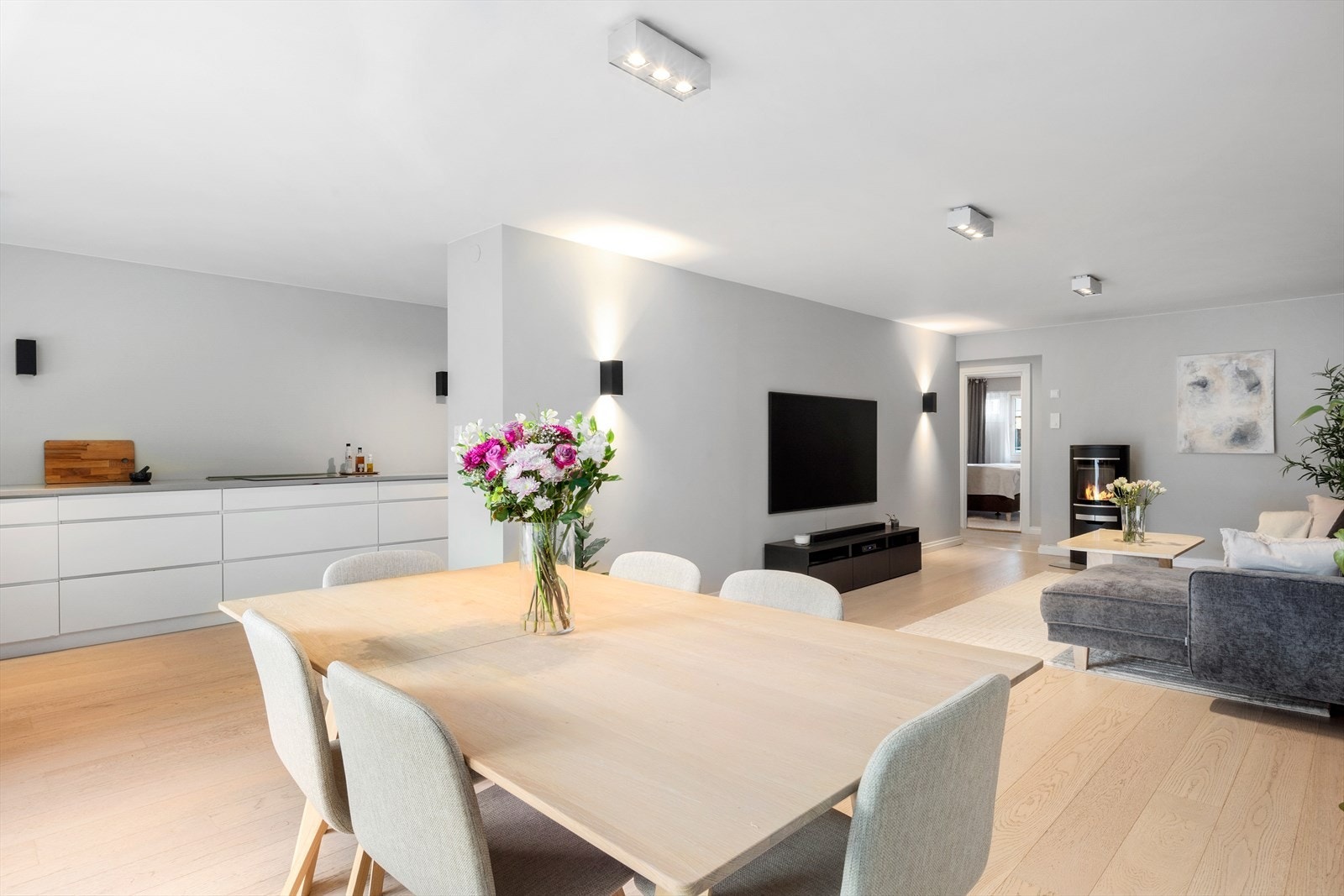 I spisestuen er det god plass til et stort spisebord hvor man kan samle hele familien. Galleribilde