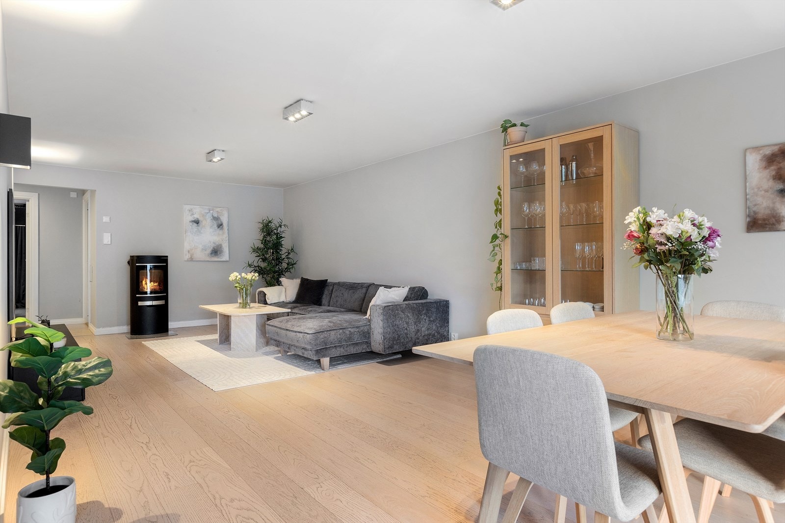 Stor og romslig stue/spisestue med god plass til en stor sofagruppe og spisebord. Galleribilde