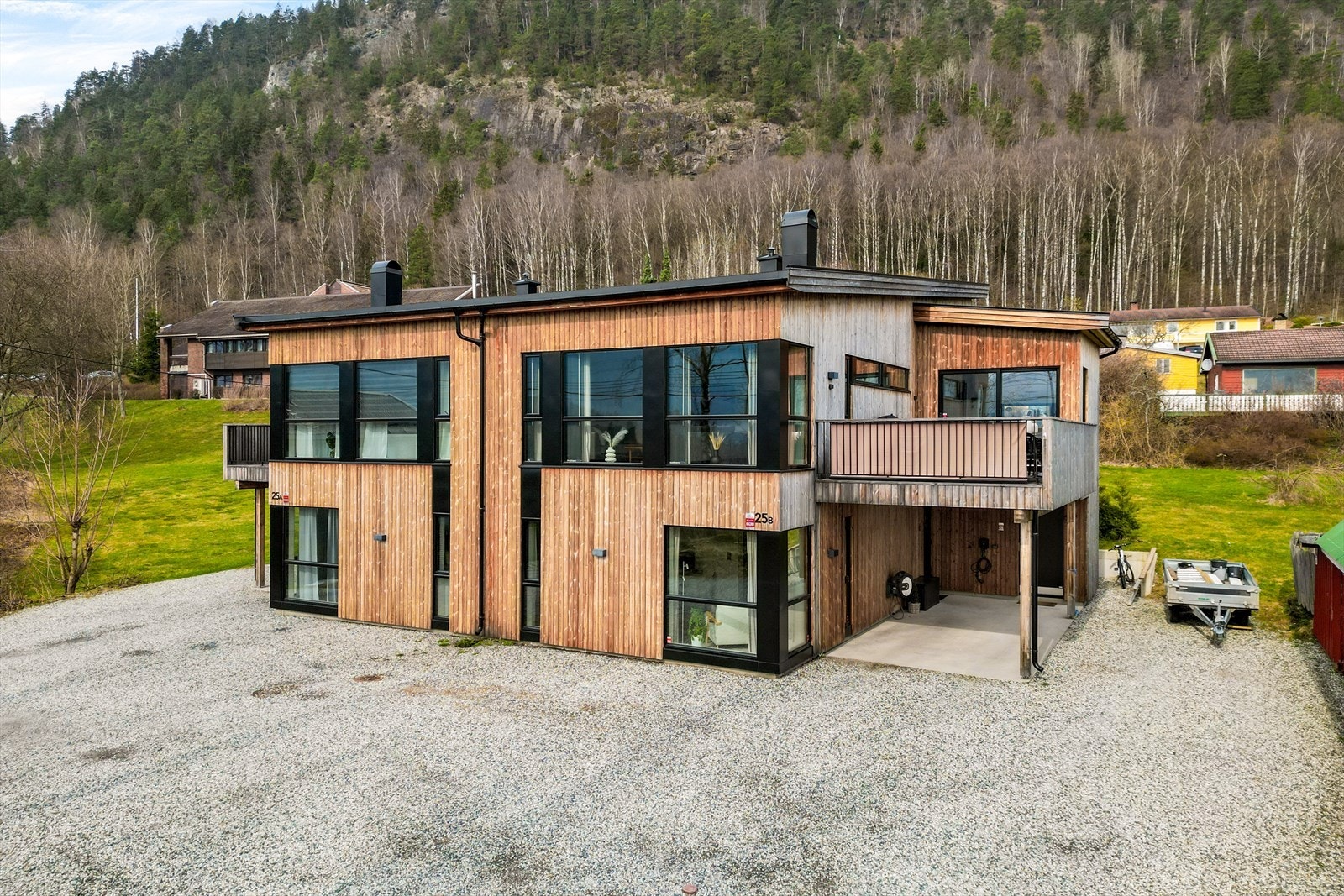 Boligen har en stilren utforming og moderne design som gir et svært godt totalinntrykk. Galleribilde