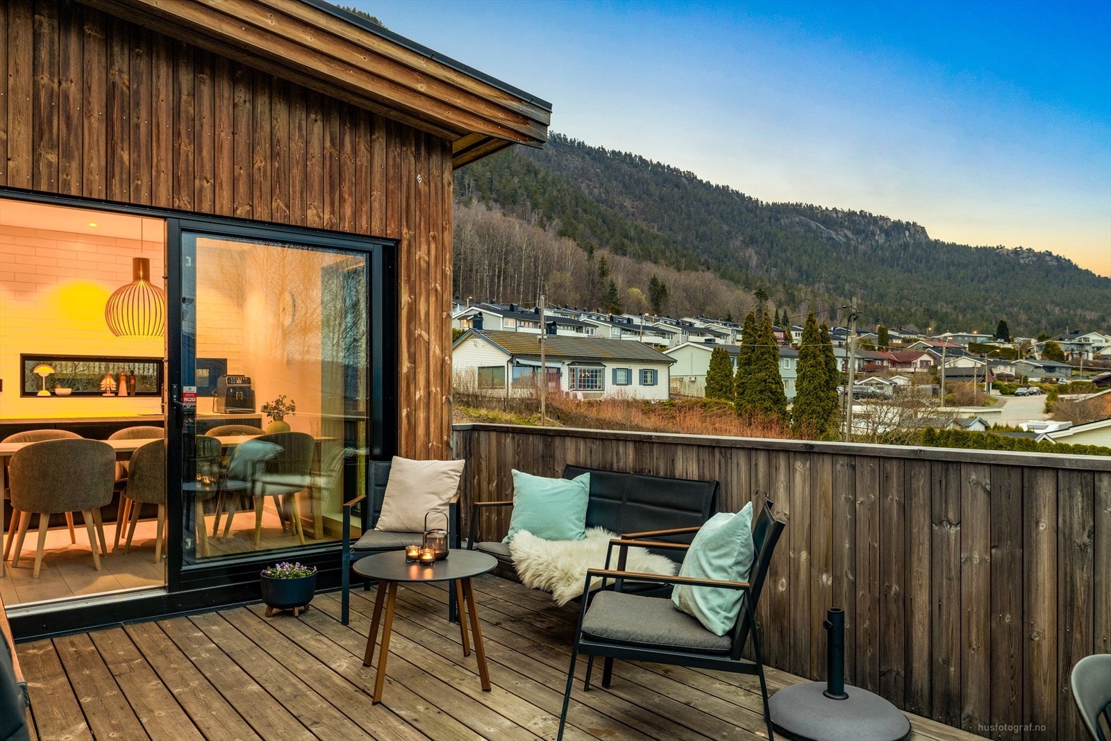 Attraktiv og familievennlig halvpart av tomannsbolig med god intern beliggenhet på Solbergmoen. Galleribilde