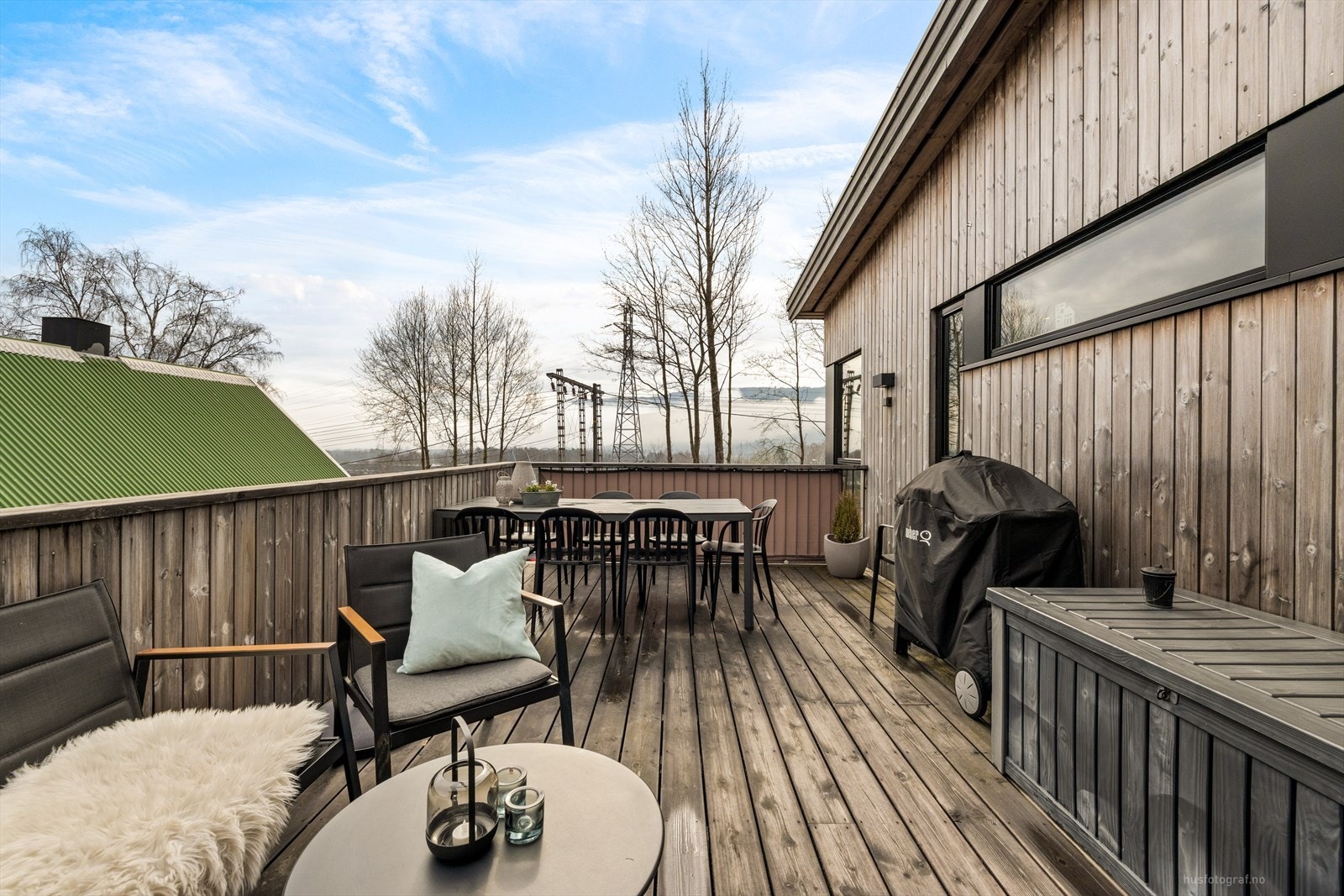 Boligen disponerer en romslig og hyggelig uteplass med terrasse, godt skjermet og med plass til både sittegruppe og spisebord. Galleribilde