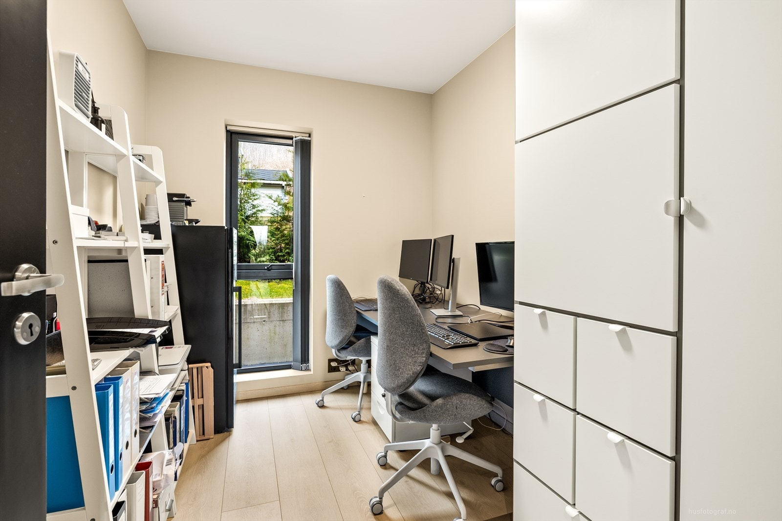 Det ene soverommet er innredet som kontor. Galleribilde