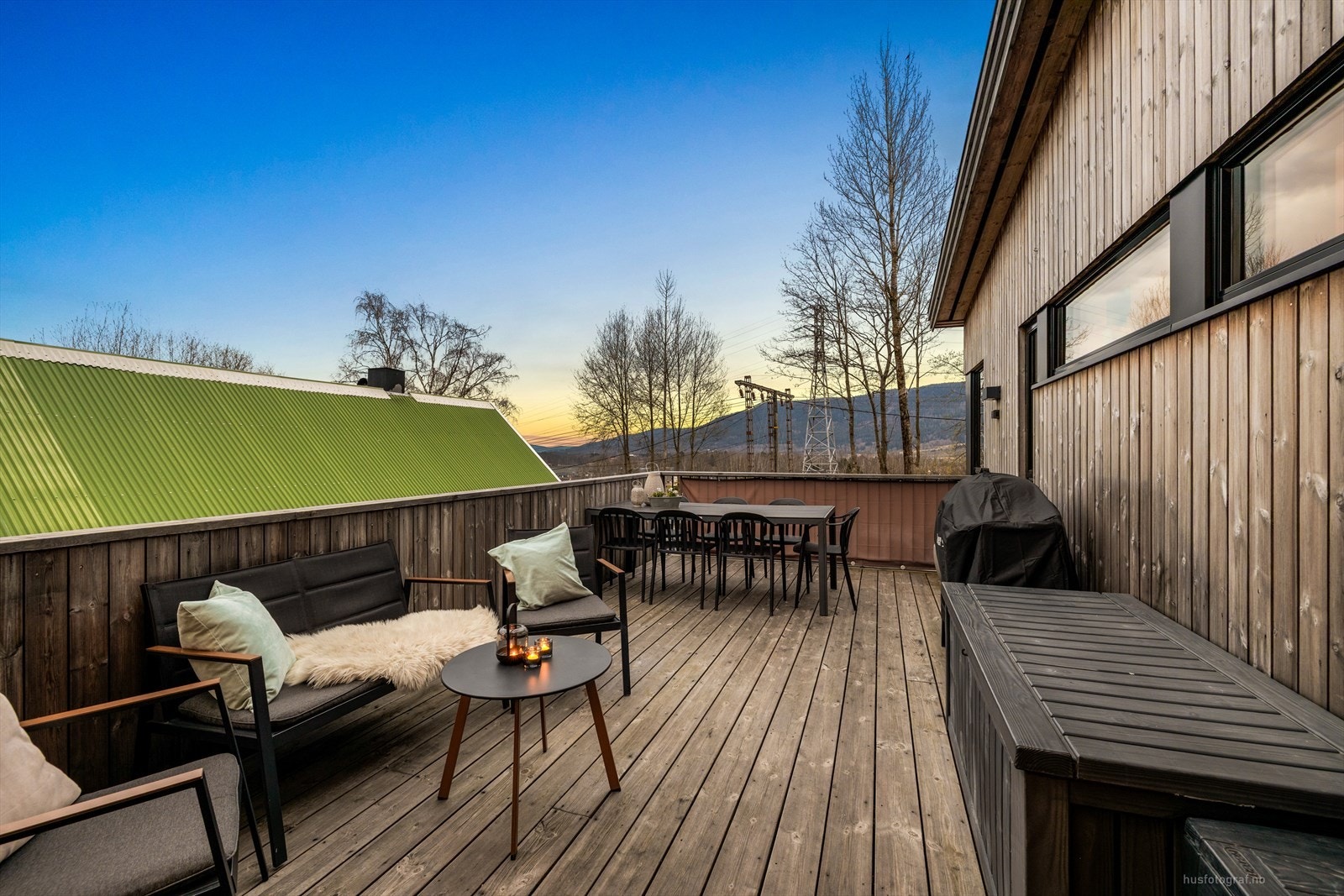 Her er det god plass til møblering etter behov, og området fremstår som et naturlig samlingspunkt i sommerhalvåret. En attraktiv forlengelse av boligens oppholdsareal. Galleribilde