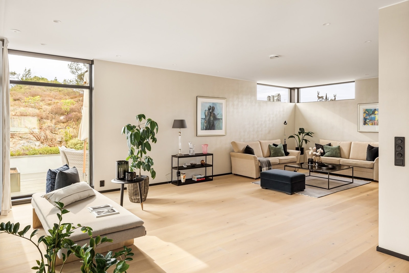 Stor flott stue med en stavs parkett på gulvet. Stue og kjøkken er 75m². Galleribilde