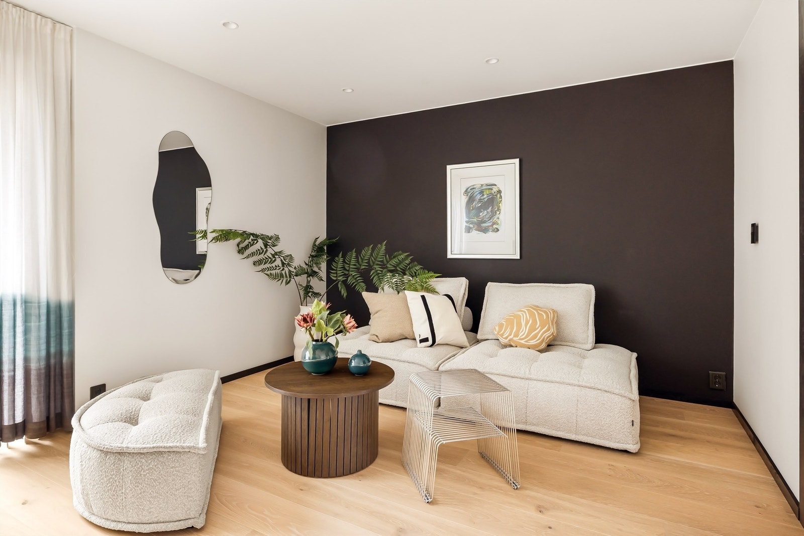 Stue i underetasjen fra en annen vinkel. Stuen er 15,5m² Galleribilde