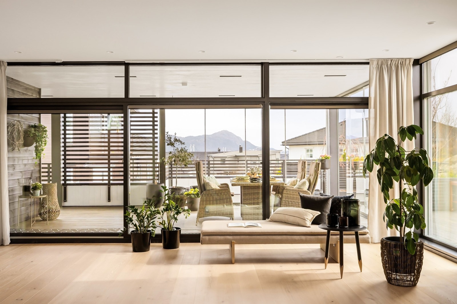 Stor glasskyvedør fra stue til terrasse og uteområder forøvrig. Galleribilde