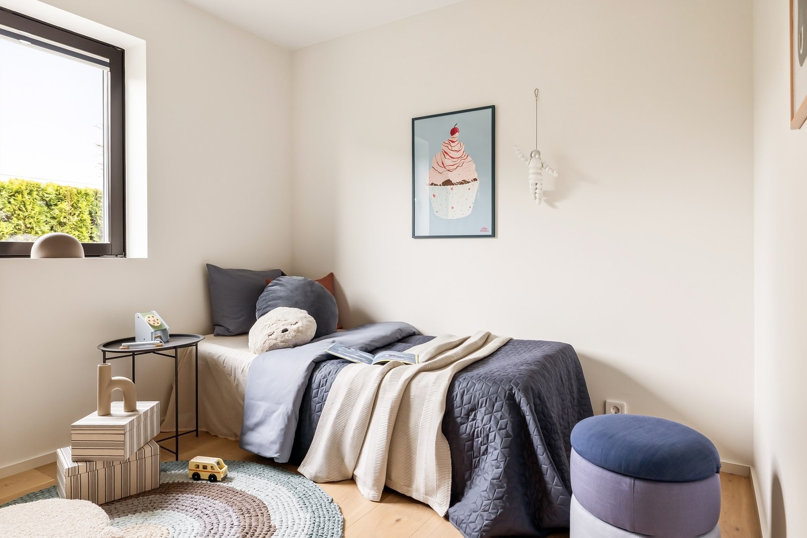 Ett av totalt fire soverom i boligen. Galleribilde