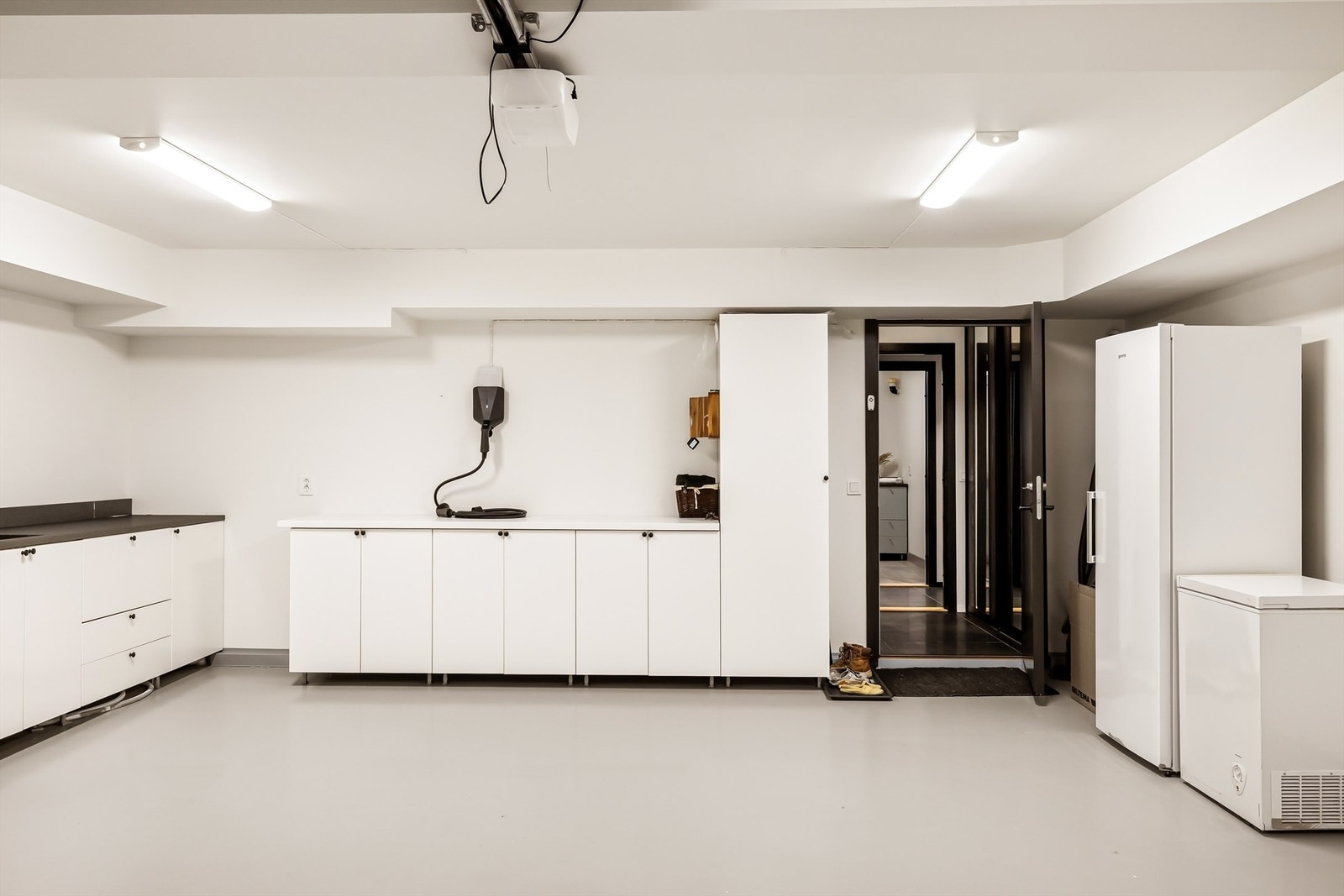 Romslig garasje med el bil lader og stor innredning. Garasjen er isolert. Garasjen er 40,9m². Galleribilde