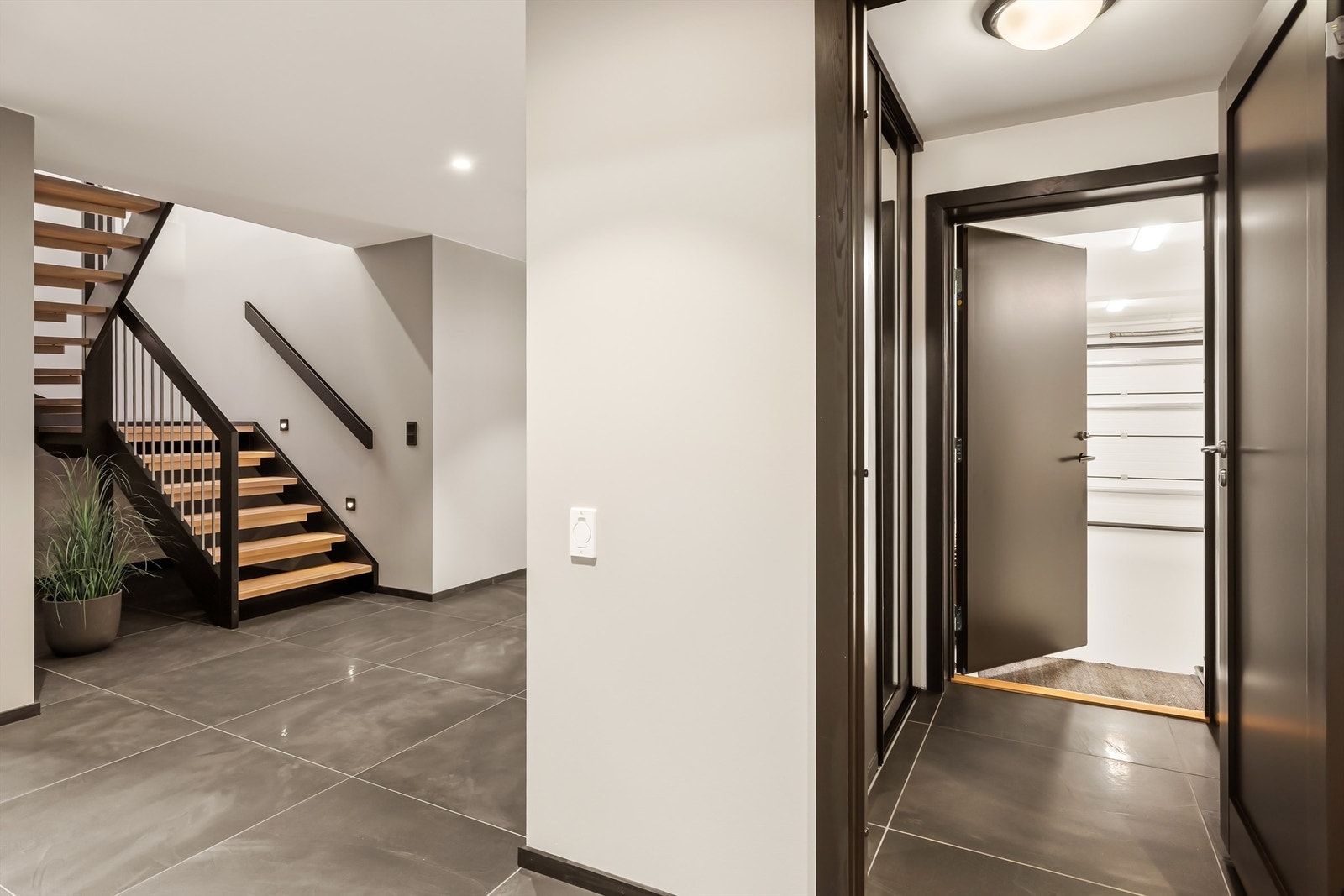 Sluse med praktisk garderobe og direkteadkomst til garasjeanlegget. Galleribilde