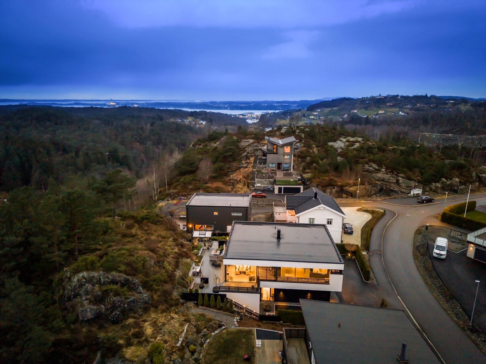 Det er gang- og sykkelavstand til dagligvarebutikk, skole og barnehager, og kort kjøretid til lokale servicetilbud ved Strusshamn senter, Alti senter og Kleppestø senter. Galleribilde