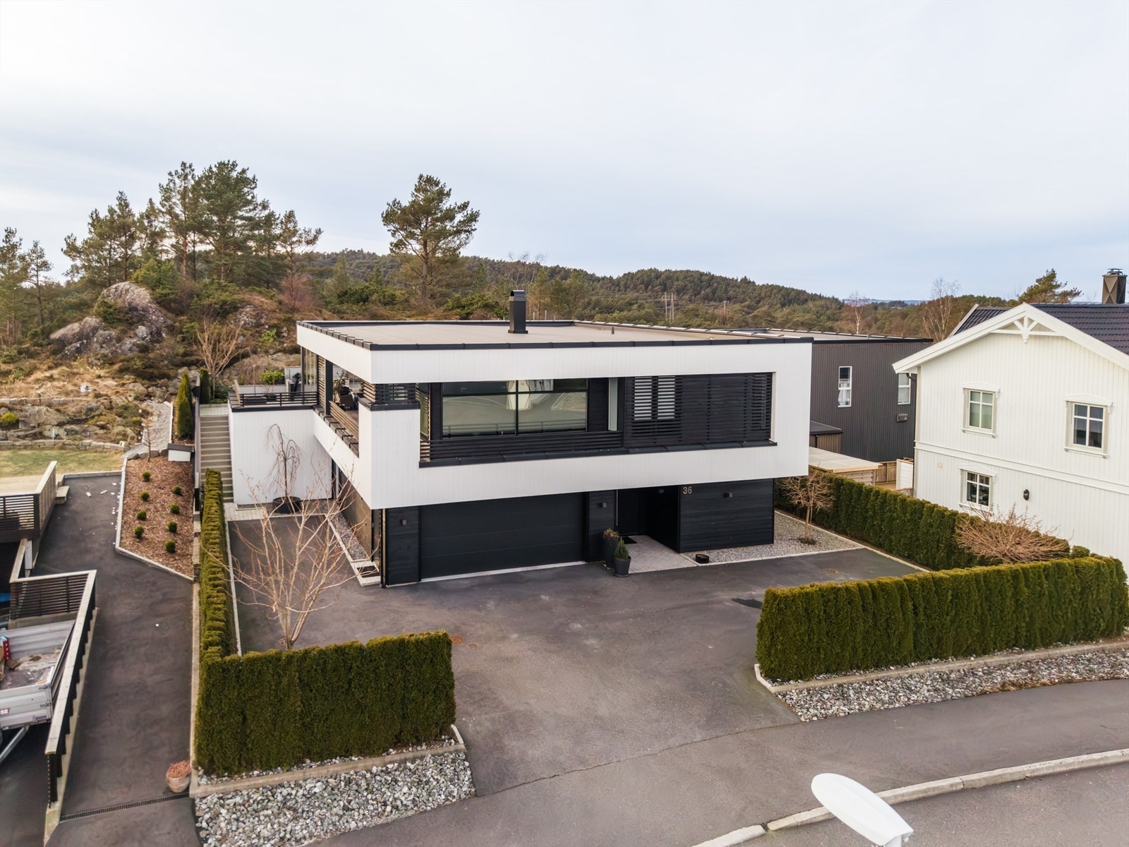 Herskapelig eiendom som gir et solid helhetsintrykk. Perfekt familiebolig i familievennlige omgivelser. Galleribilde