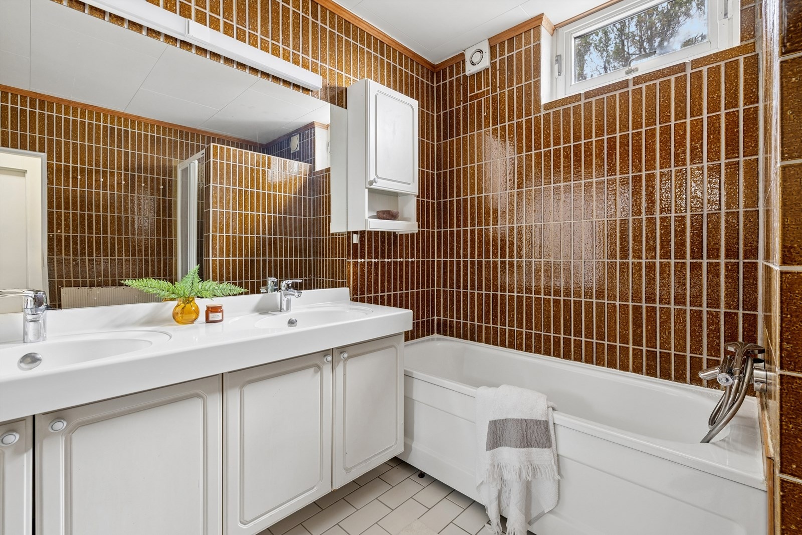Badet har mekanisk avtrekk på vegg og to sluk i støpejern fra byggeåret. Galleribilde