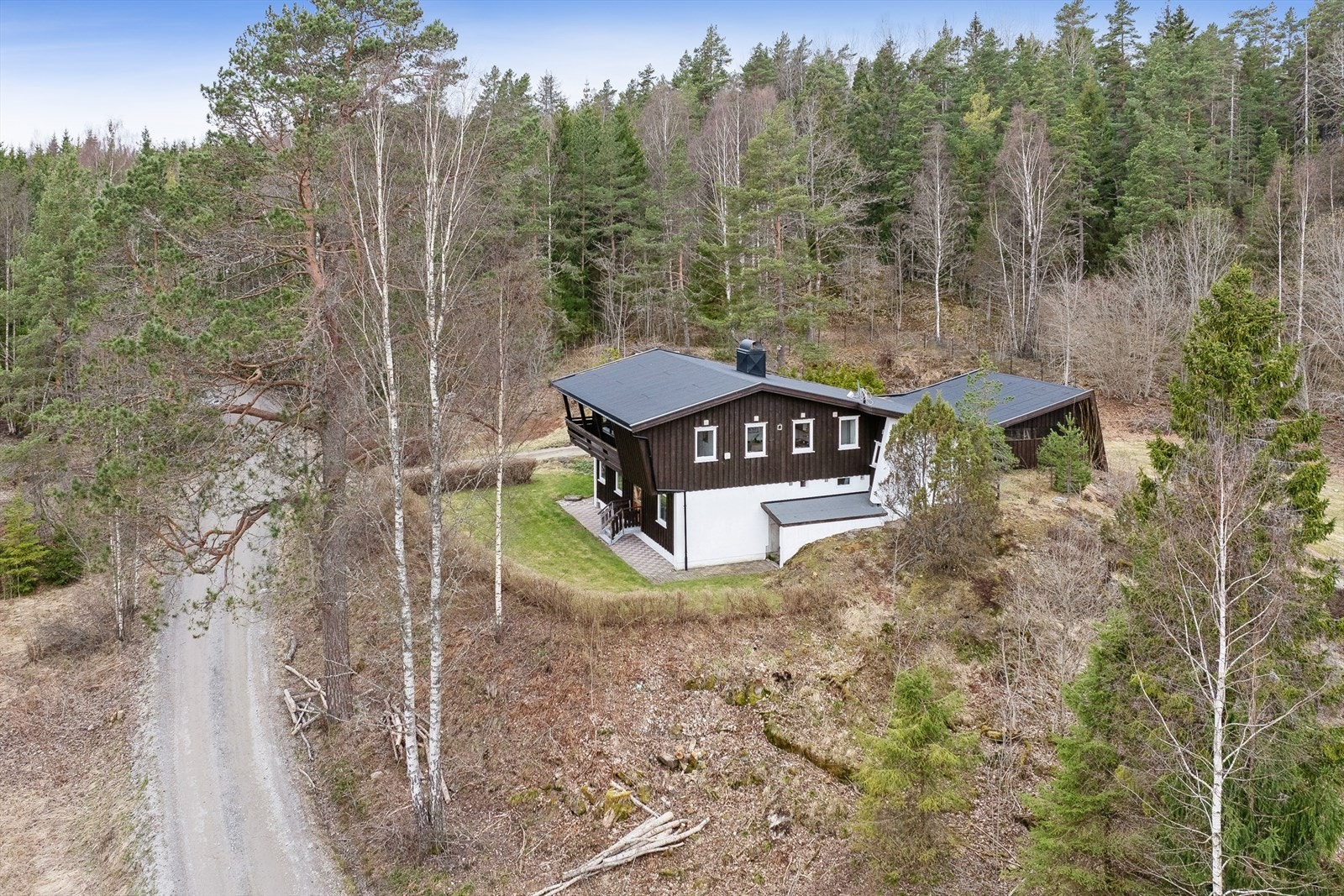 Eiendommen grenser mot skog og mark, med gode turmuligheter rett utenfor døren. Galleribilde