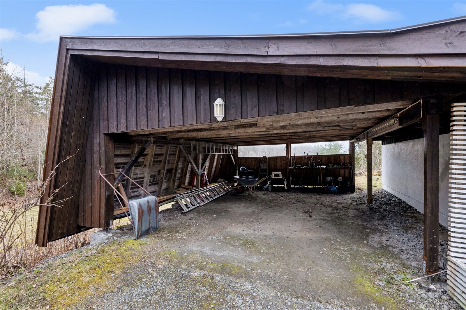 Romslig carport (ikke godkjent) i tilknytning til boligen. Galleribilde