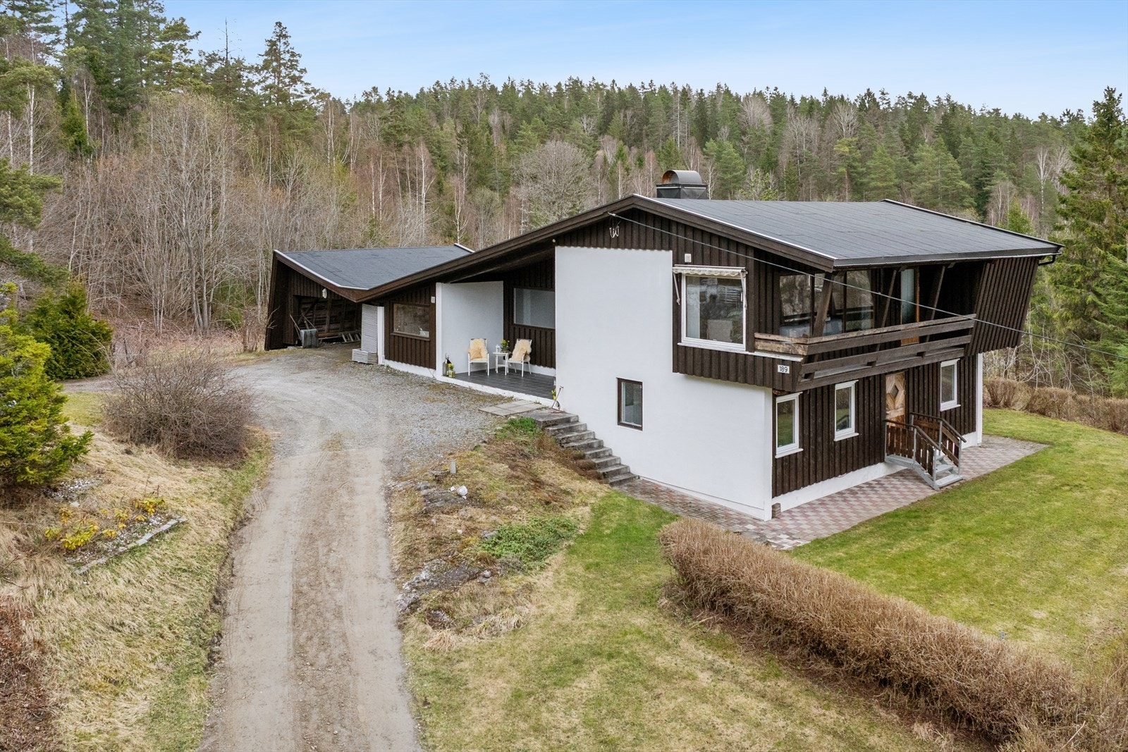 Velkommen til Fundingrudveien 189! En enebolig beliggende på en stor tomt i rolige og naturskjønne omgivelser med småbruksfølelse. Galleribilde