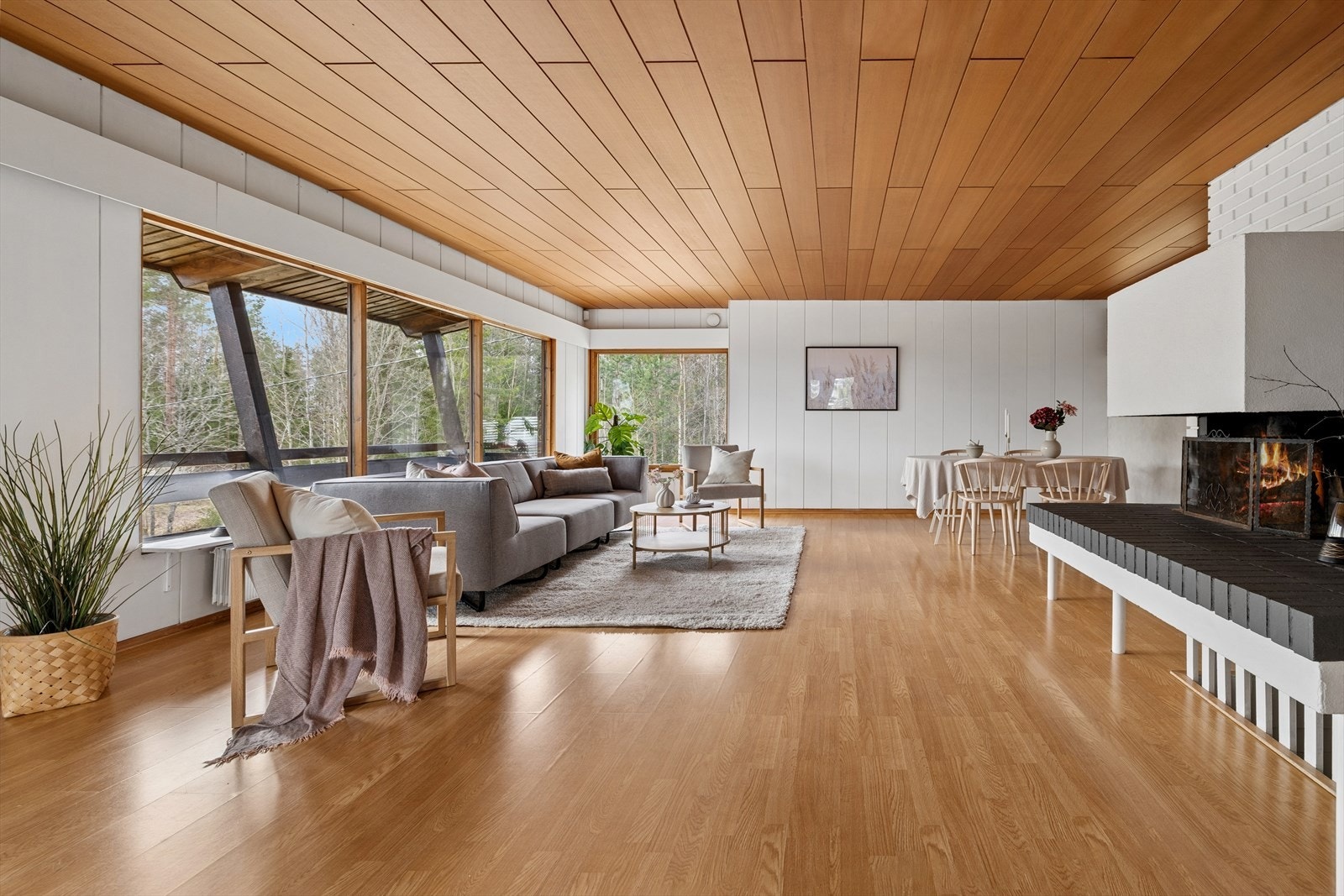 Et åpent ildsted i murstein blir et naturlig samlingspunkt i stuen. Galleribilde