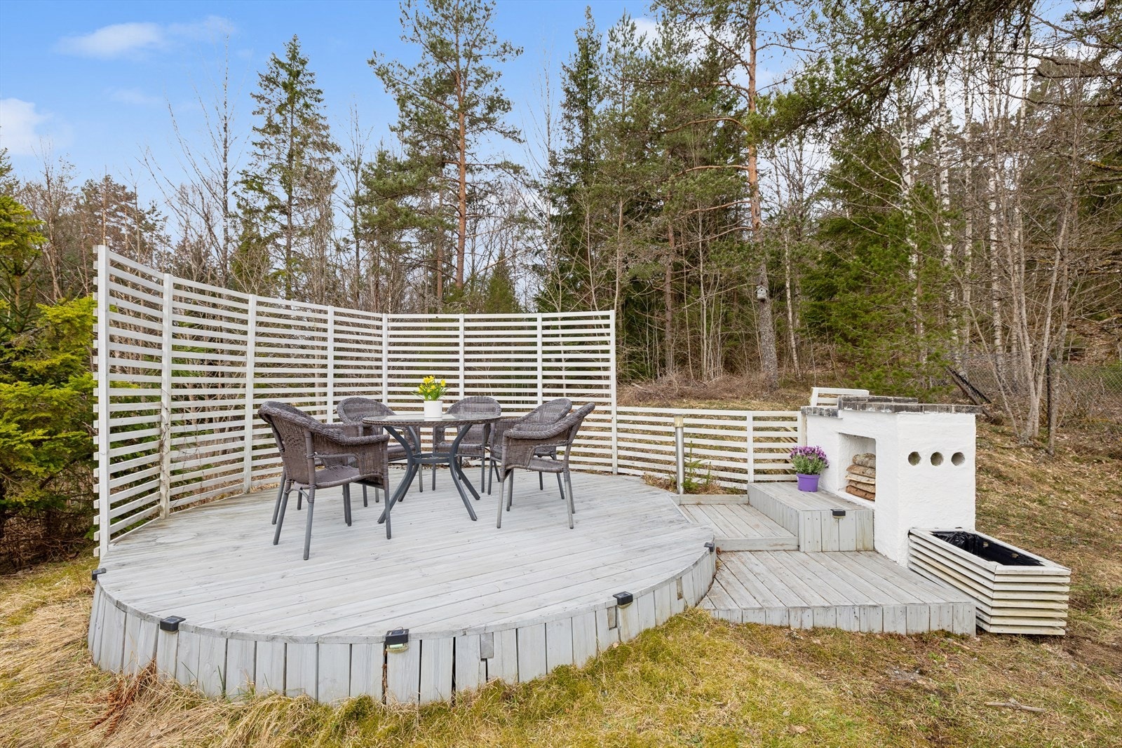 På tomten er det også anlagt en frittliggende platting på ca. 15 m² med en utepeis. Galleribilde