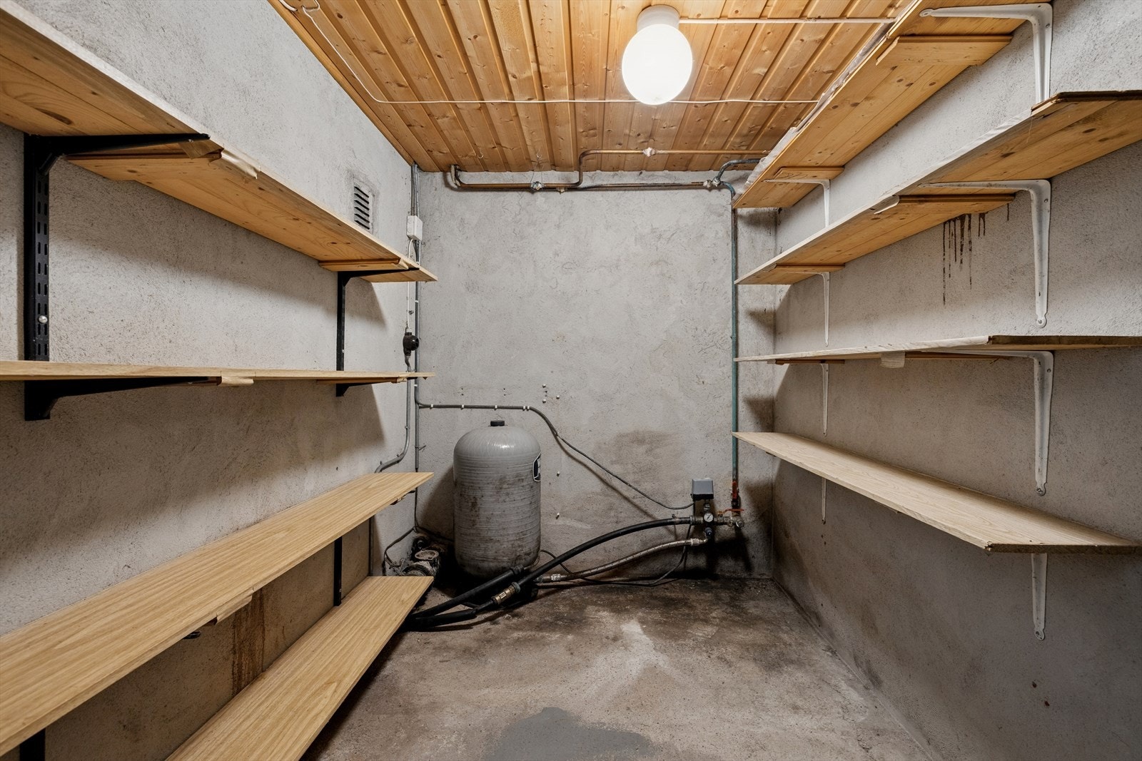Boligen har flere boder. Her er trykktanken for det private borrevannet plassert. Galleribilde