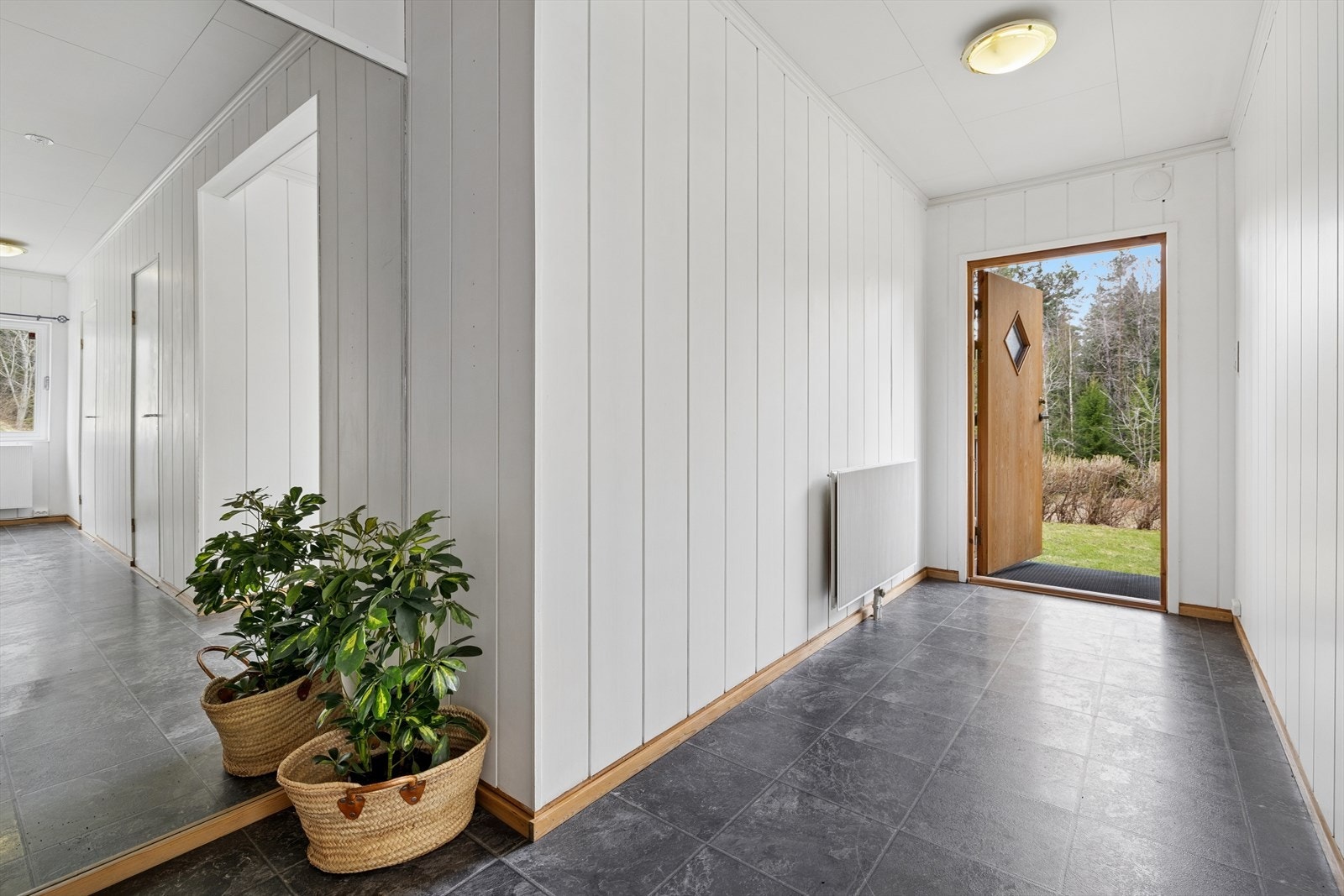 Underetasjen har egen inngang, som leder inn til en gang med tilgang til soverom, bad og boder. Galleribilde
