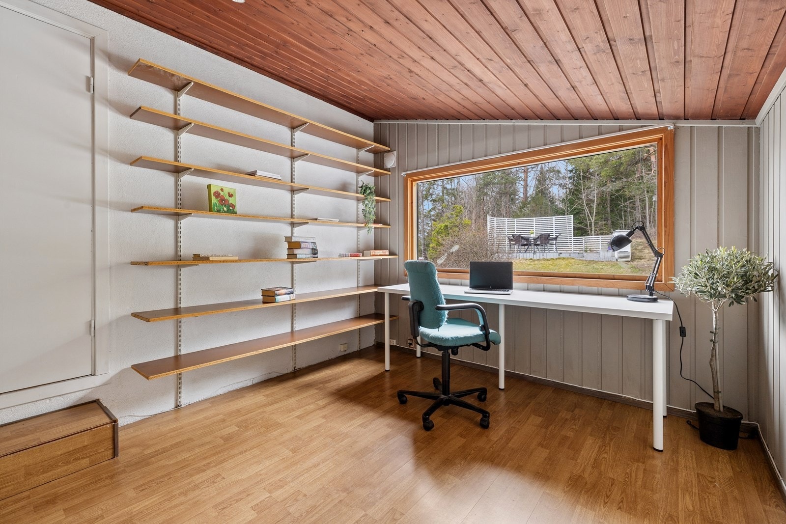 Et av rommene (ikke godkjent) er innredet med en praktisk hylleløsning og egner seg godt som hjemmekontor. Galleribilde