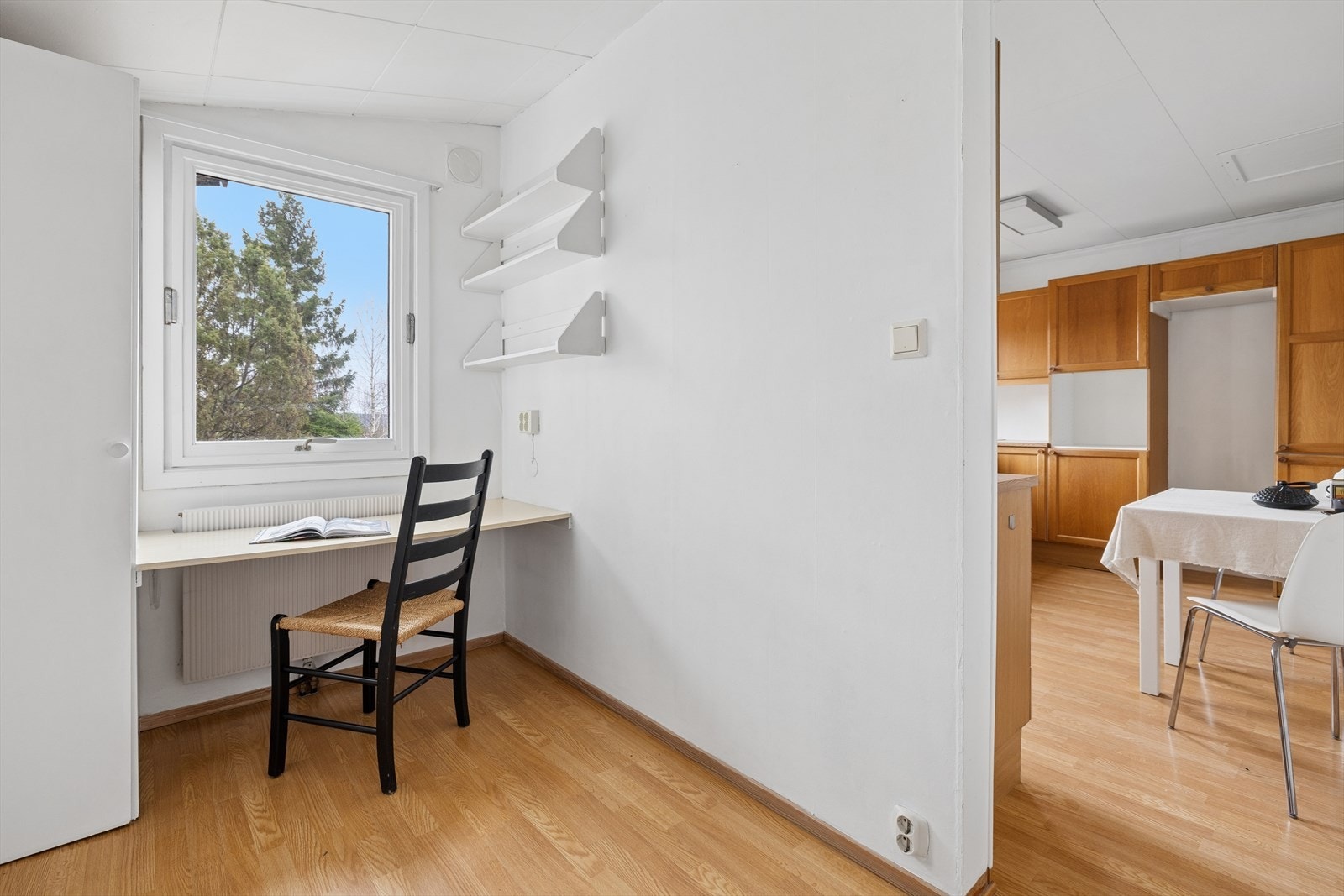 I tilknytning til kjøkkenet ligger et forkjøkken med plass for en liten arbeidsplass. Galleribilde