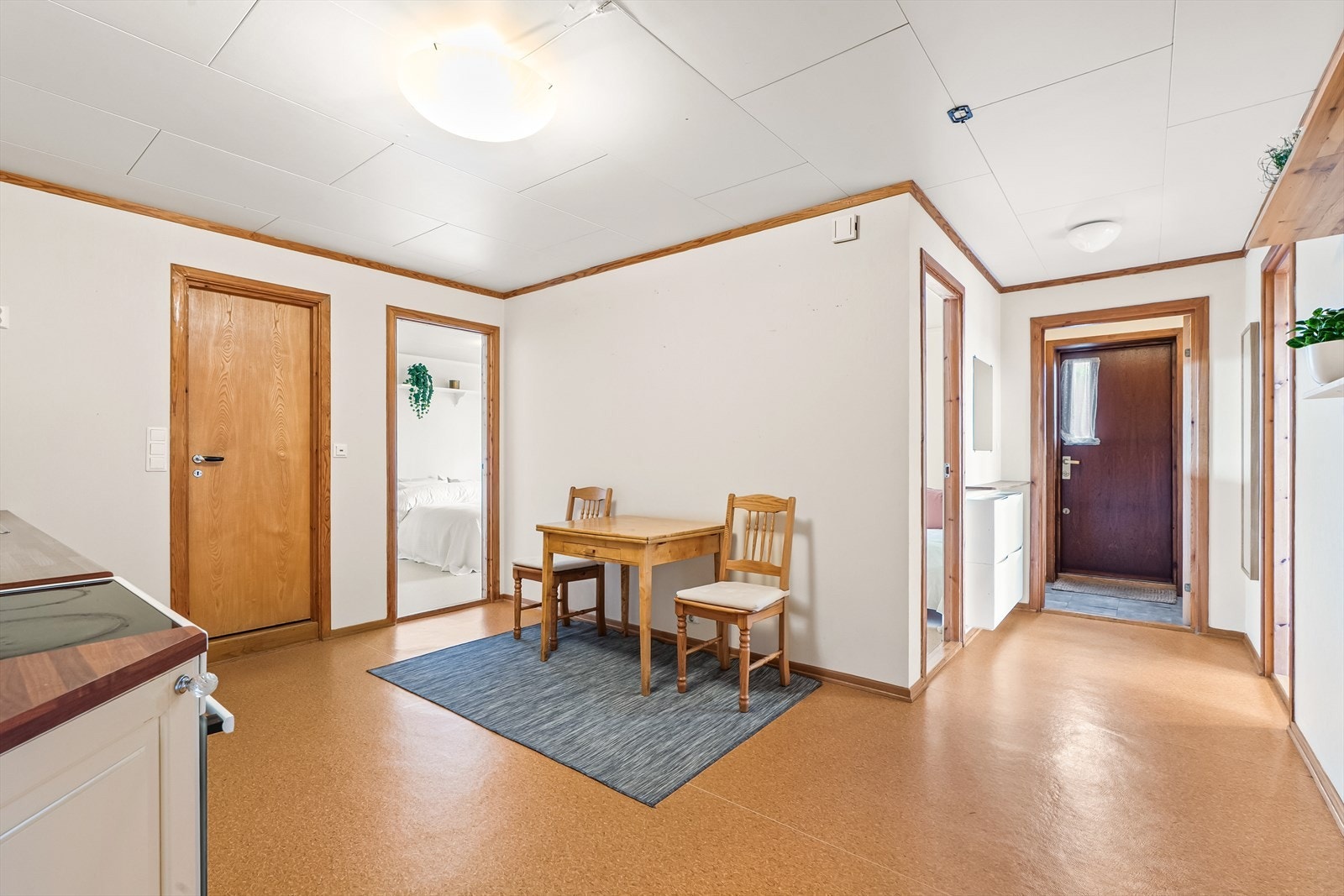 Kjøkkenet er utstyrt med komfyr og har opplegg for vaskemaskin. Det er også plass til kjøl-/fryseskap og spisebord Galleribilde