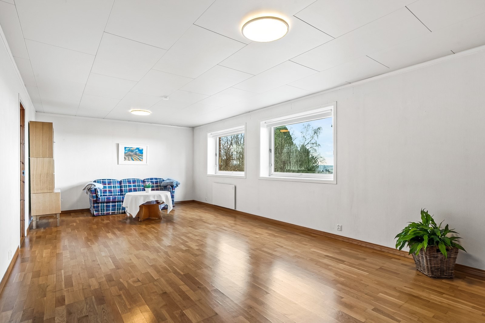 Stor stue i hybel med gode møbleringsmuligheter Galleribilde