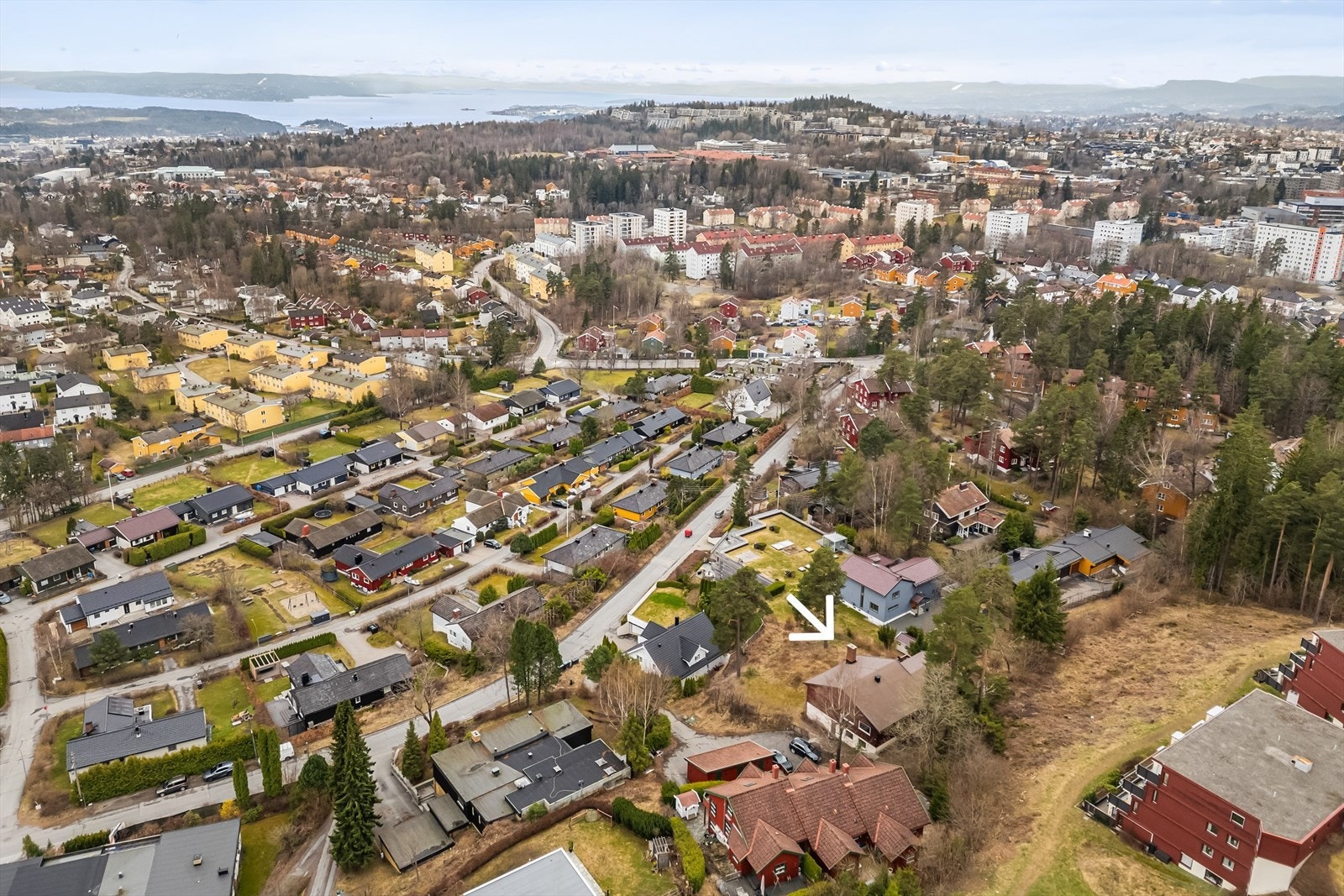 Fra boligen er det kort vei til nærmiljøets rike og mangfoldige fritidstilbud, blant annet Holmendammen med parkanlegg, samt fine turstier som tar deg videre mot marka Galleribilde