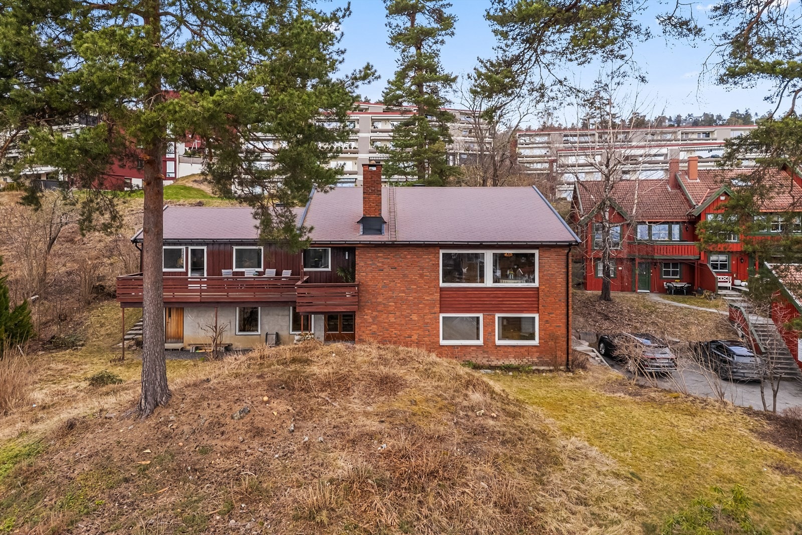 Stor, innholdsrik enebolig med hybel og stor hage i barnevennlig og fredelig villaområde Galleribilde