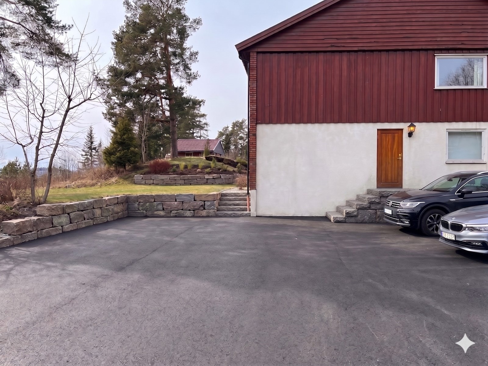 AI-generert illustrasjon av mulig opparbeidet parkeringsområde ved boligen. Illustrasjonen er ment som inspirasjon og viser en mulig løsning for parkering og adkomst. Galleribilde