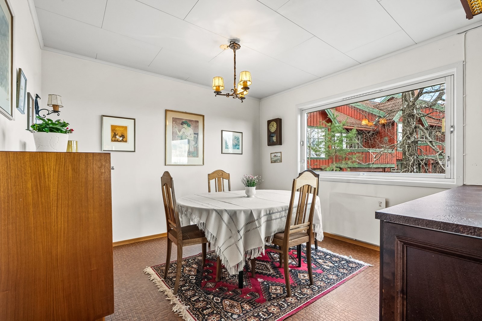 På kjøkkenet er det god plass for langbord Galleribilde