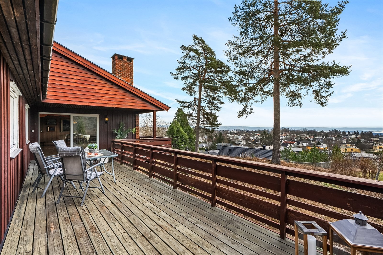 Uteplassen er lun og fin - perfekt for lange sommerdager med familie og venner Galleribilde
