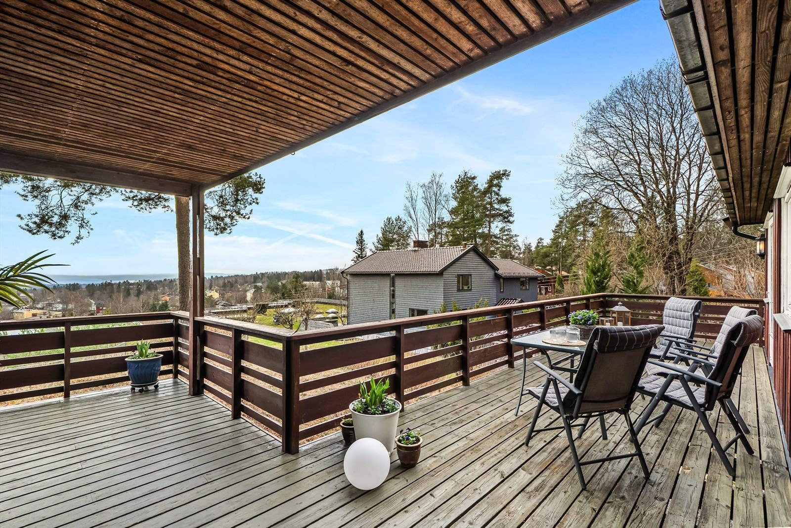 Sommerstid har man sol på verandaen fra ca. kl. 11.00 til kl. 19.00 Galleribilde
