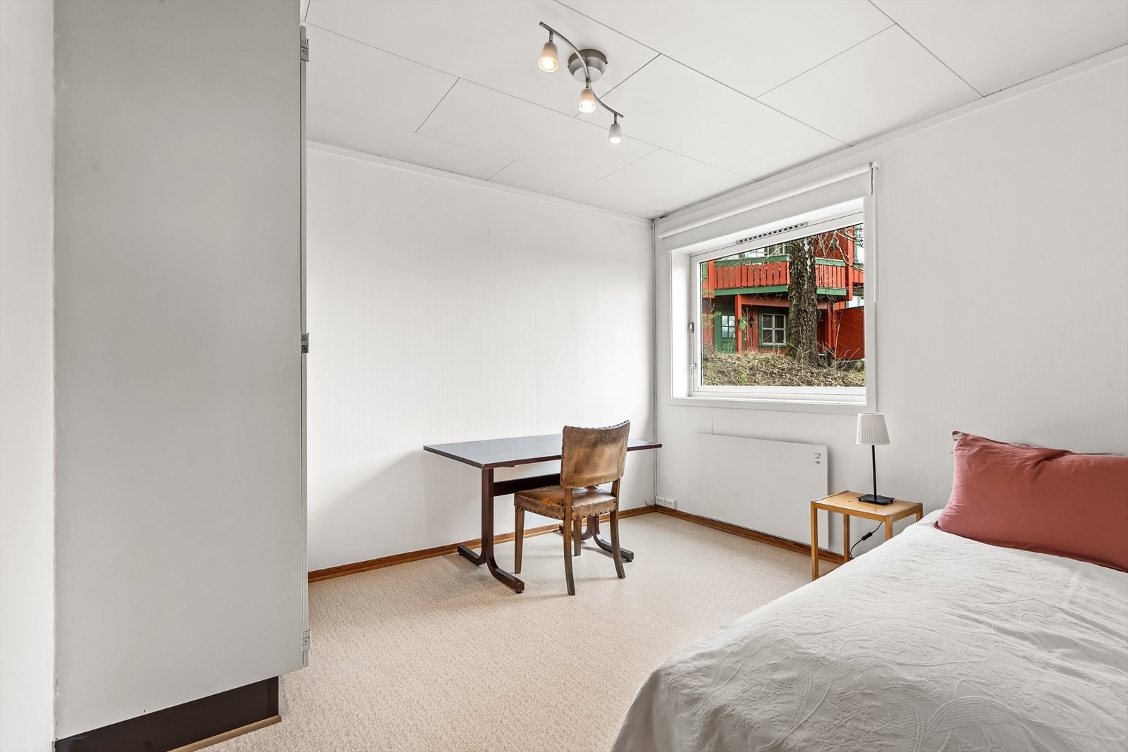 Soverom i hybel med garderobeskap Galleribilde