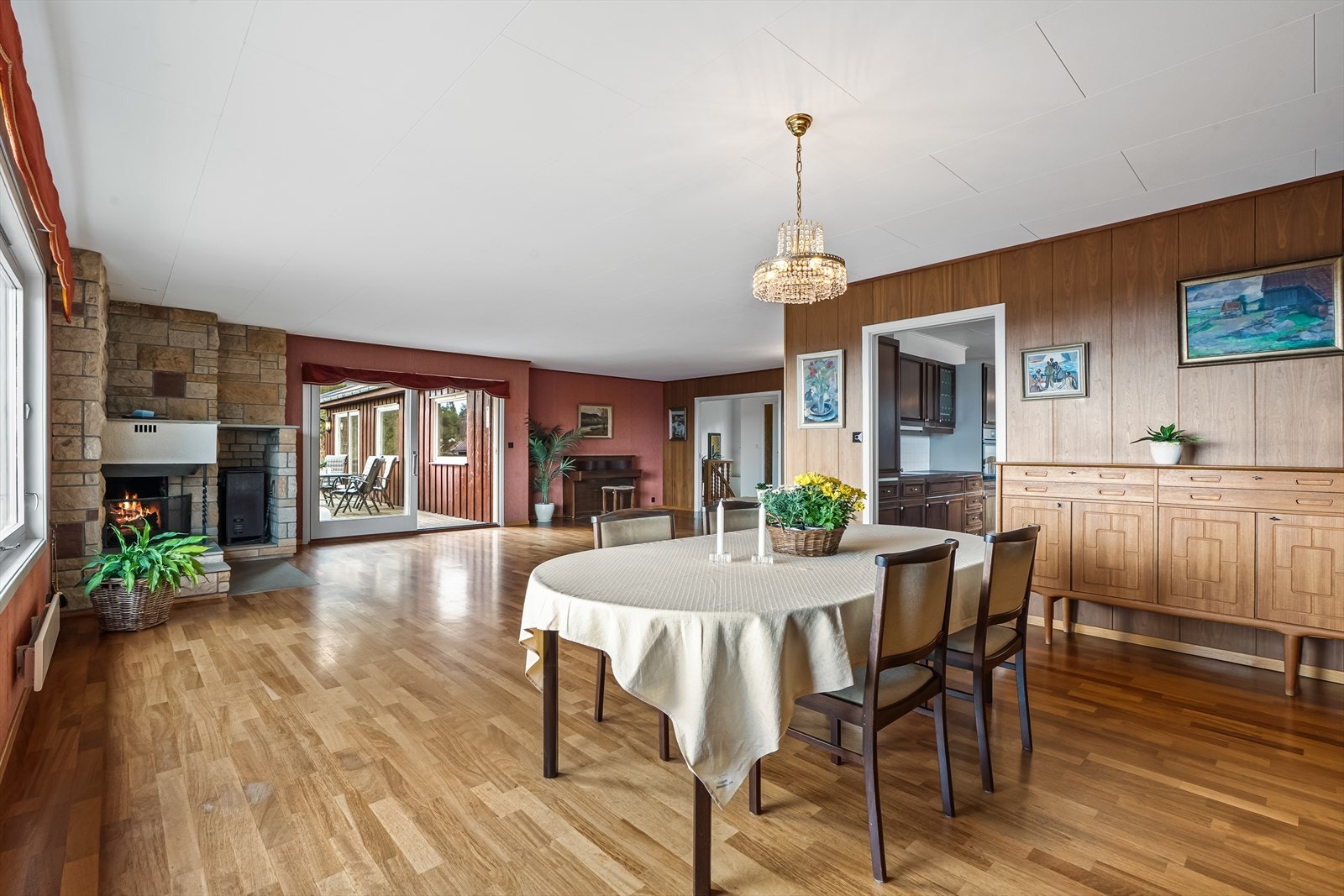 Stuen er romslig og har gode møbleringsmuligheter for flere sittegrupper, lounge og et stort spisebord Galleribilde