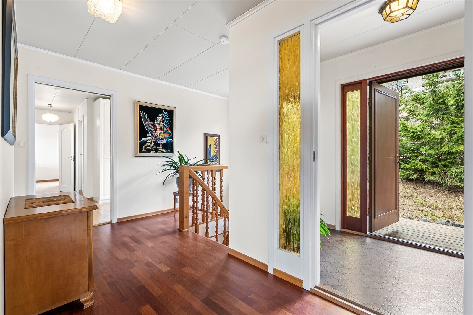 Hall med parkettgulv og lyse veggflater. I hallen er det god plass til oppbevaringsmøblement Galleribilde