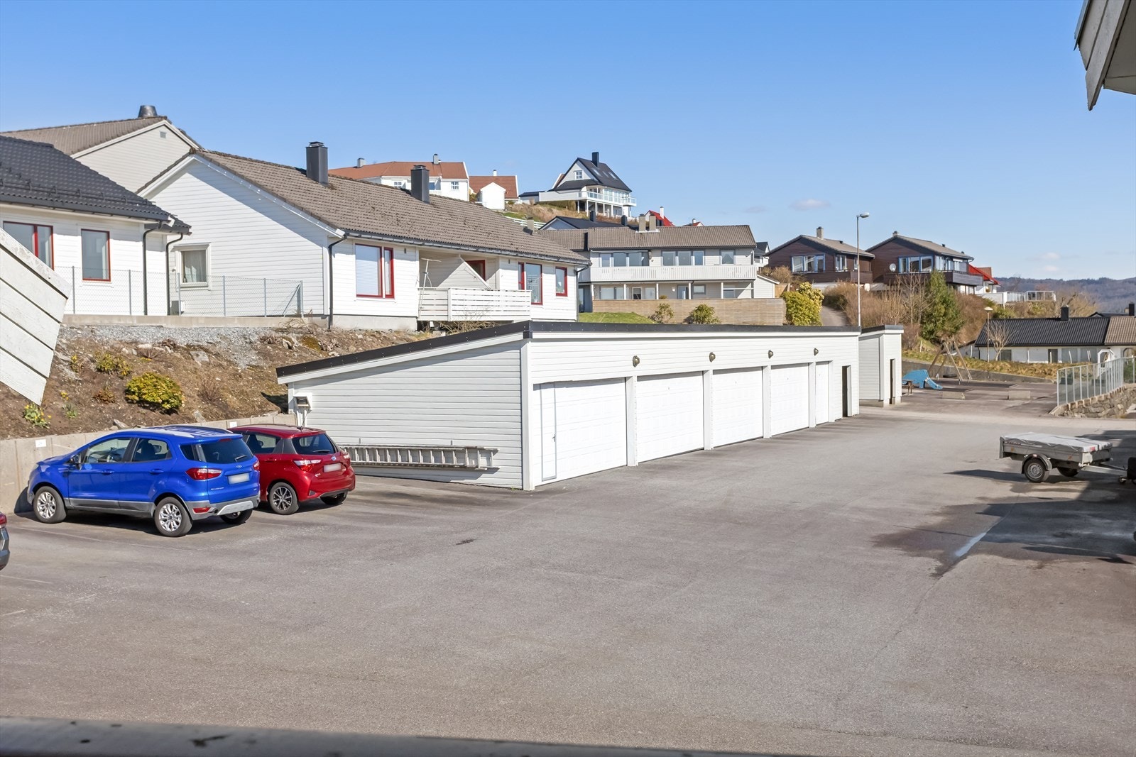 Leiligheten disponerer en garasjeplass i delt garasje. Galleribilde