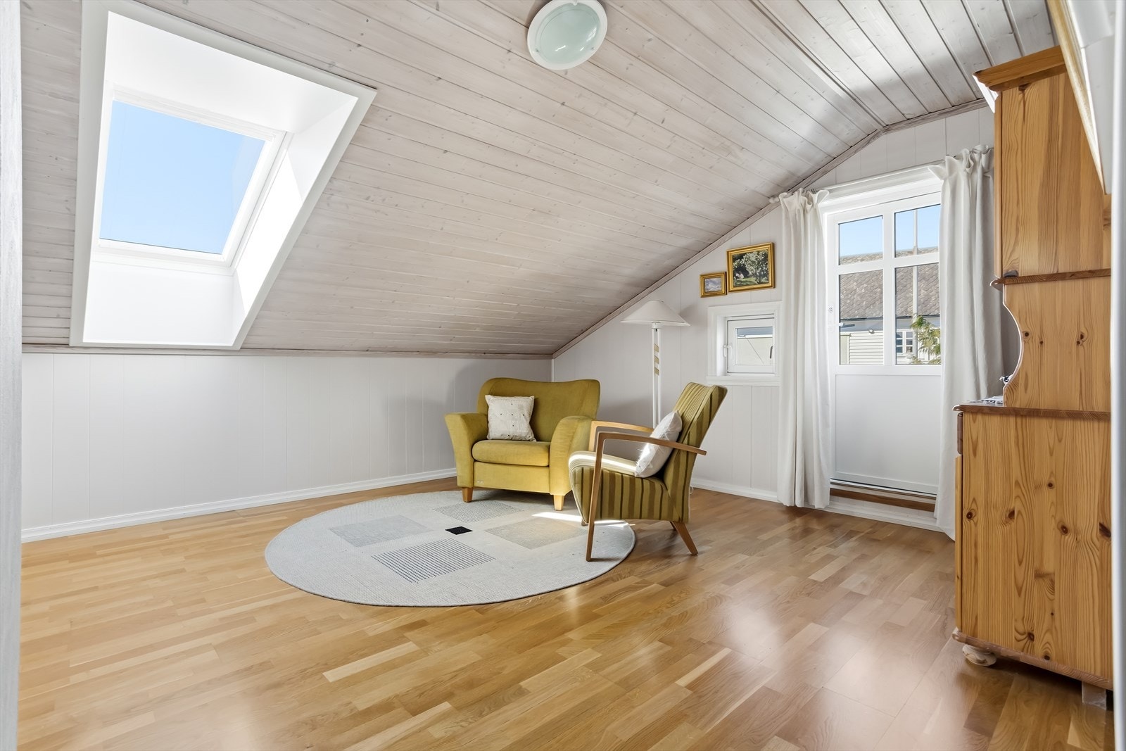 Loftstuen er lys og romslig med god plass til møblering Galleribilde