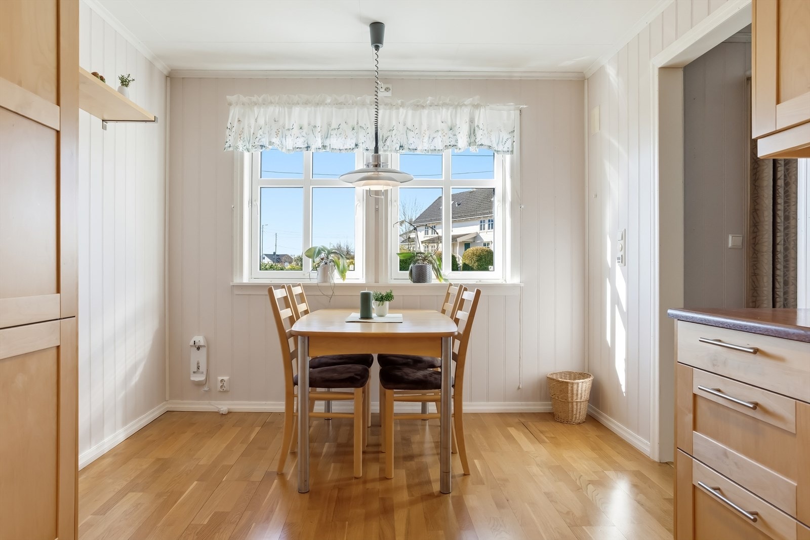 Størrelsen på rommet gir deg også muligheten til å møblere med en spisegruppe. Galleribilde