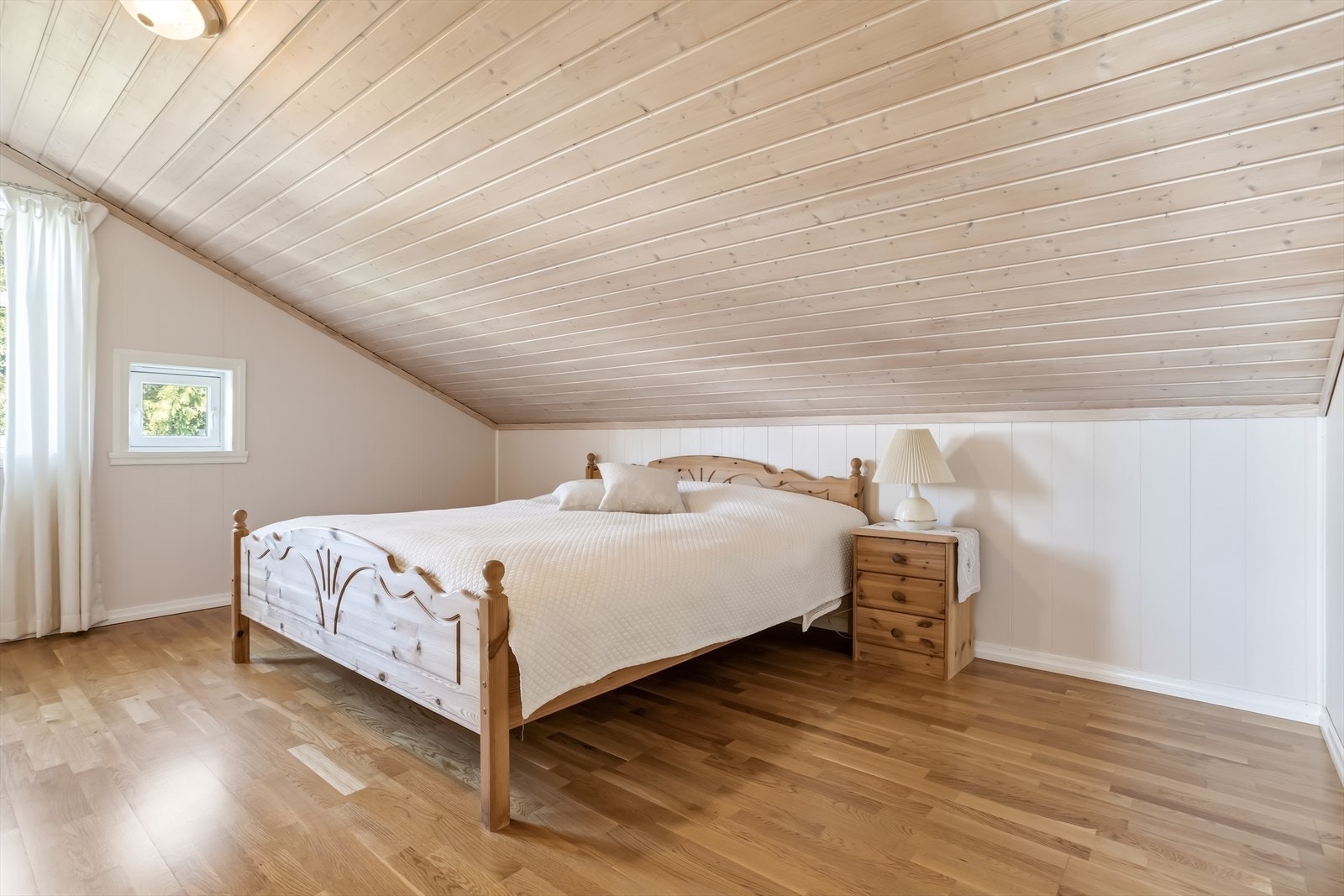 Soverom 1 i 2. etasje er svært romslig, som gir godt med plass til møblering. Galleribilde
